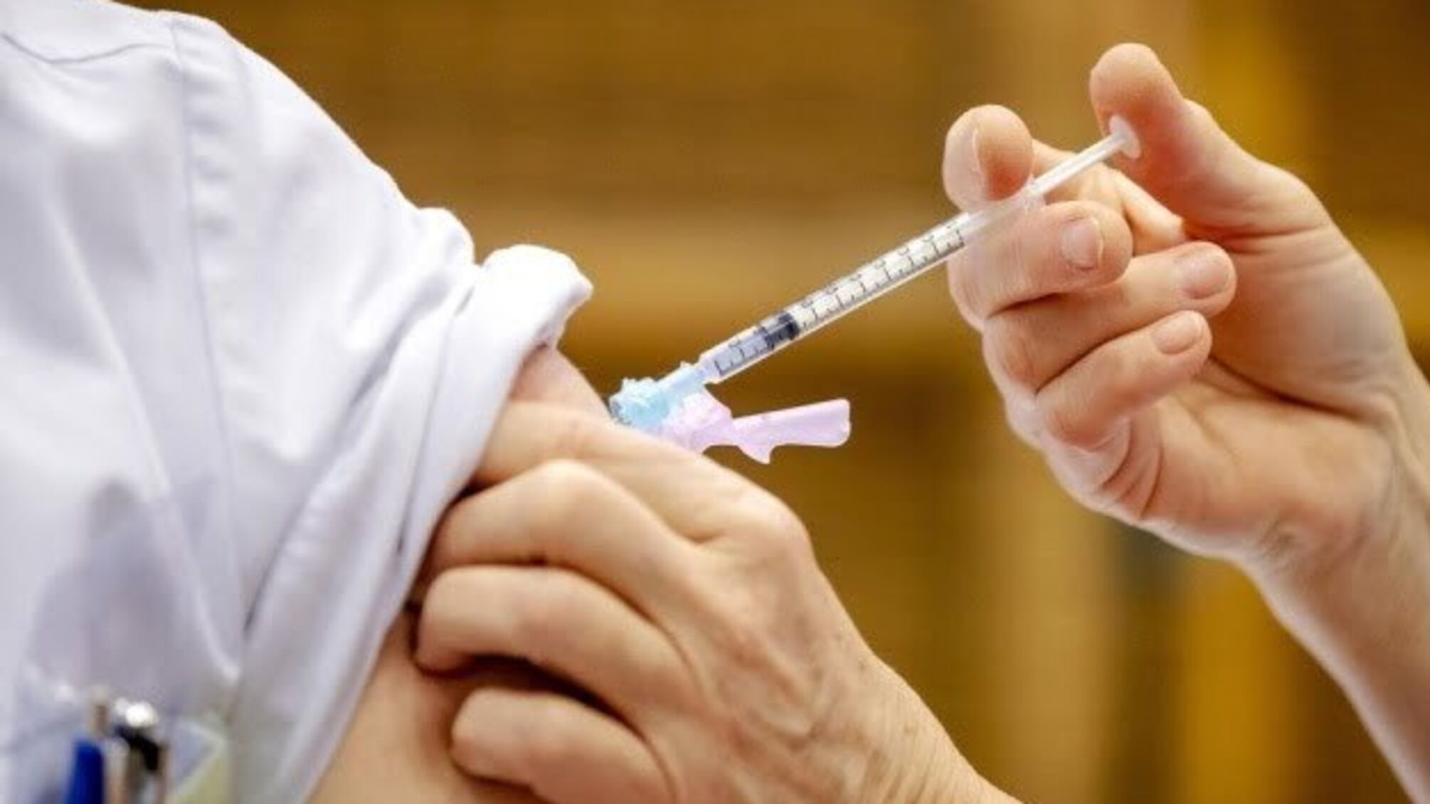 Перше COVID-щеплення зробили майже півтора мільйона жителів Франції