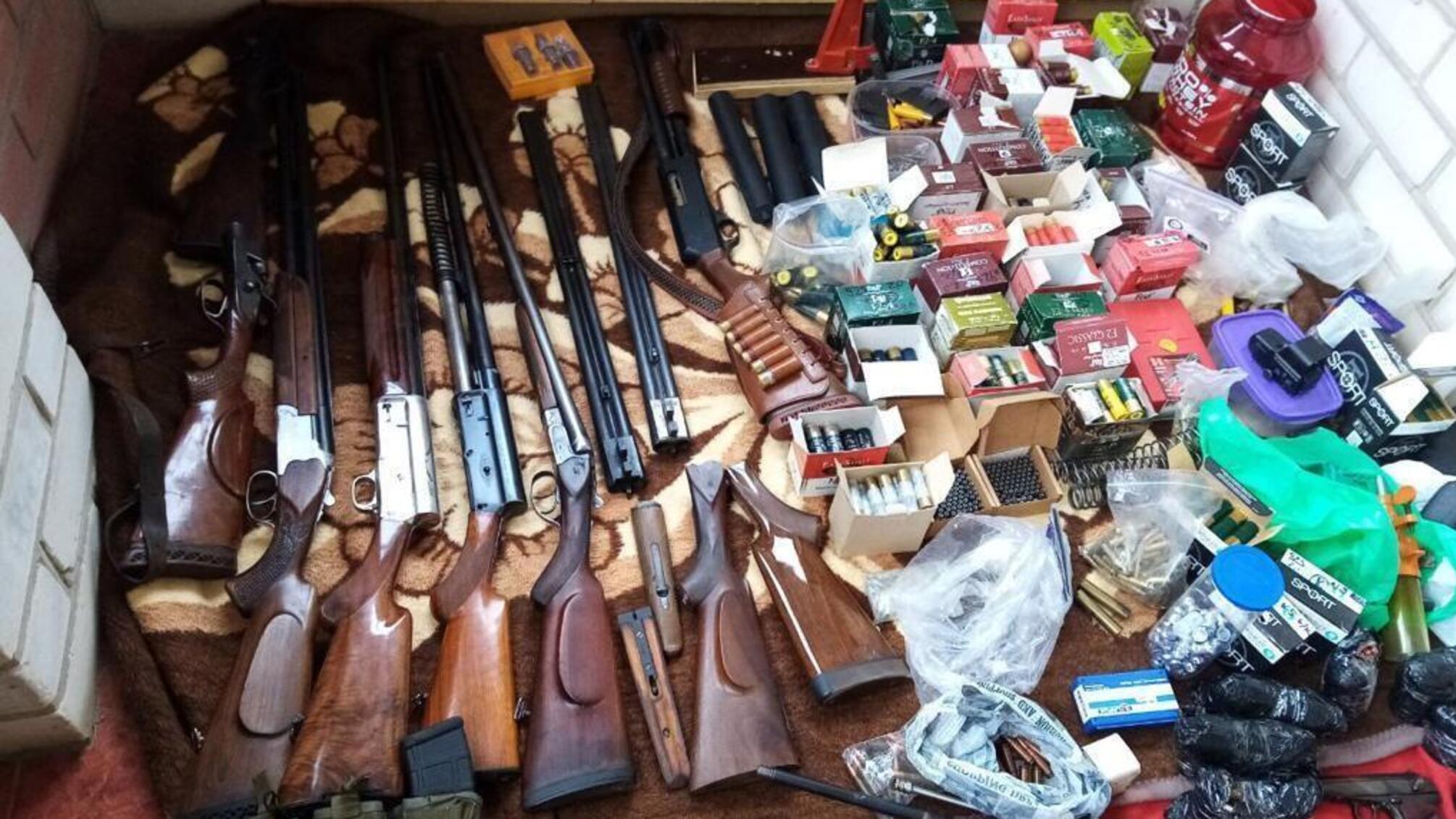 В Херсоні оперативники виявили арсенал вогнепальної зброї у будинку місцевого жителя