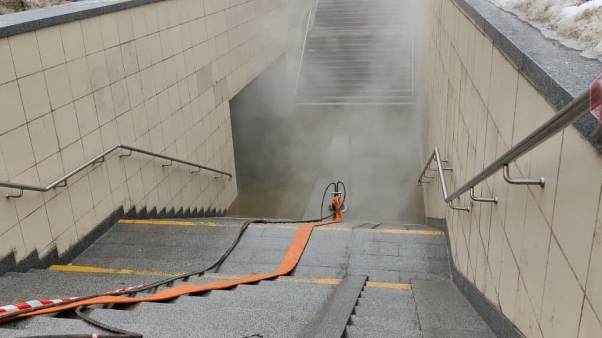 Прорвало теплотрассу: в столице на Шулявке затопило горячей водой подземный переход (фото)