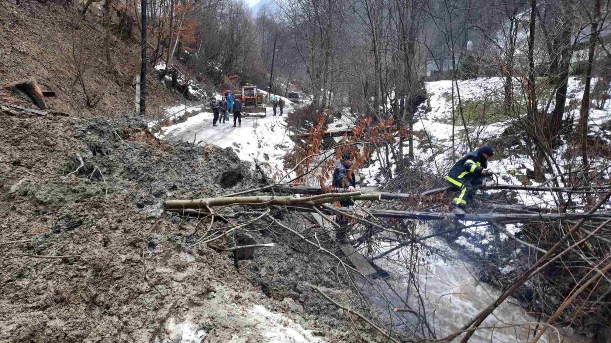 На Закарпатті рятувальники ліквідовують наслідки несприятливих погодних умов