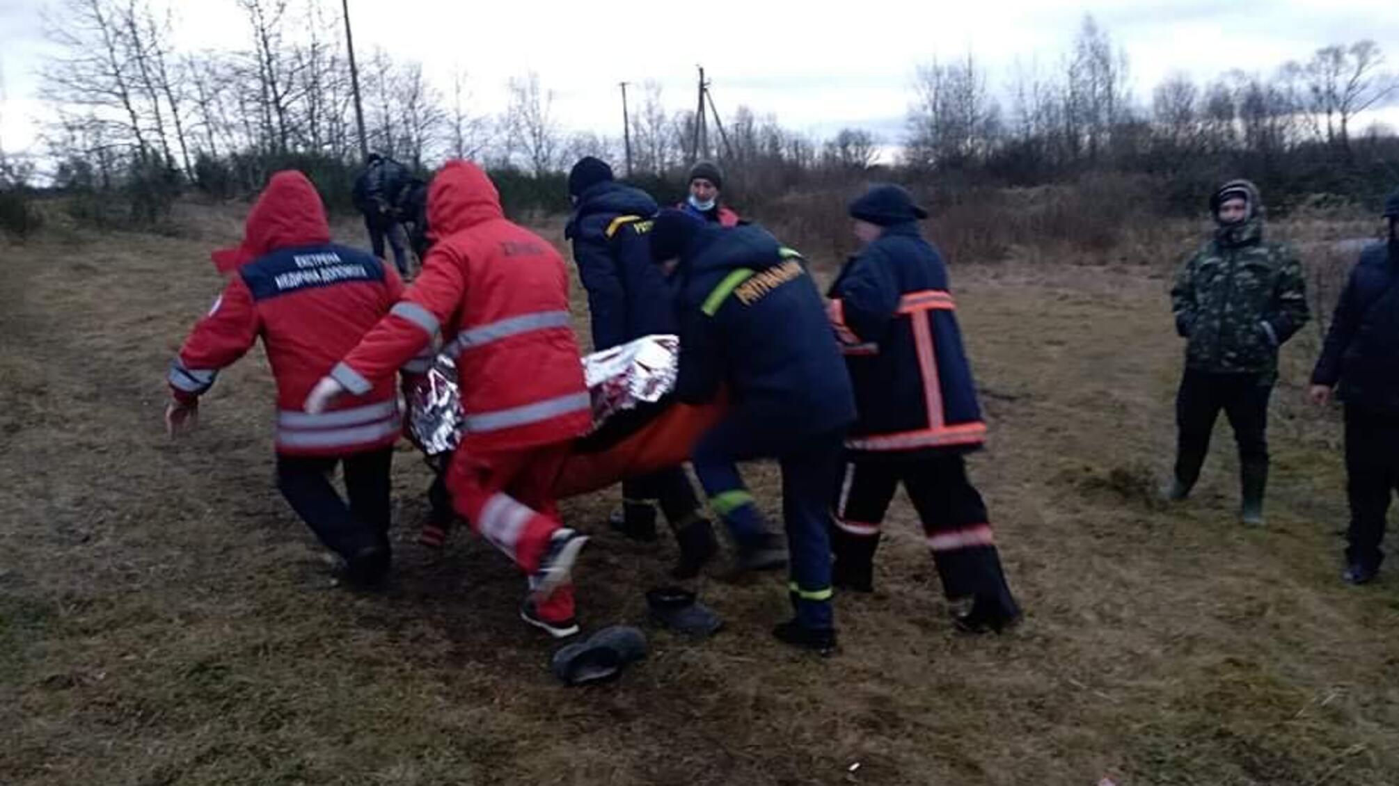 Івано-Франківська область: Рятувальники врятували рибалку,який провалився під кригу