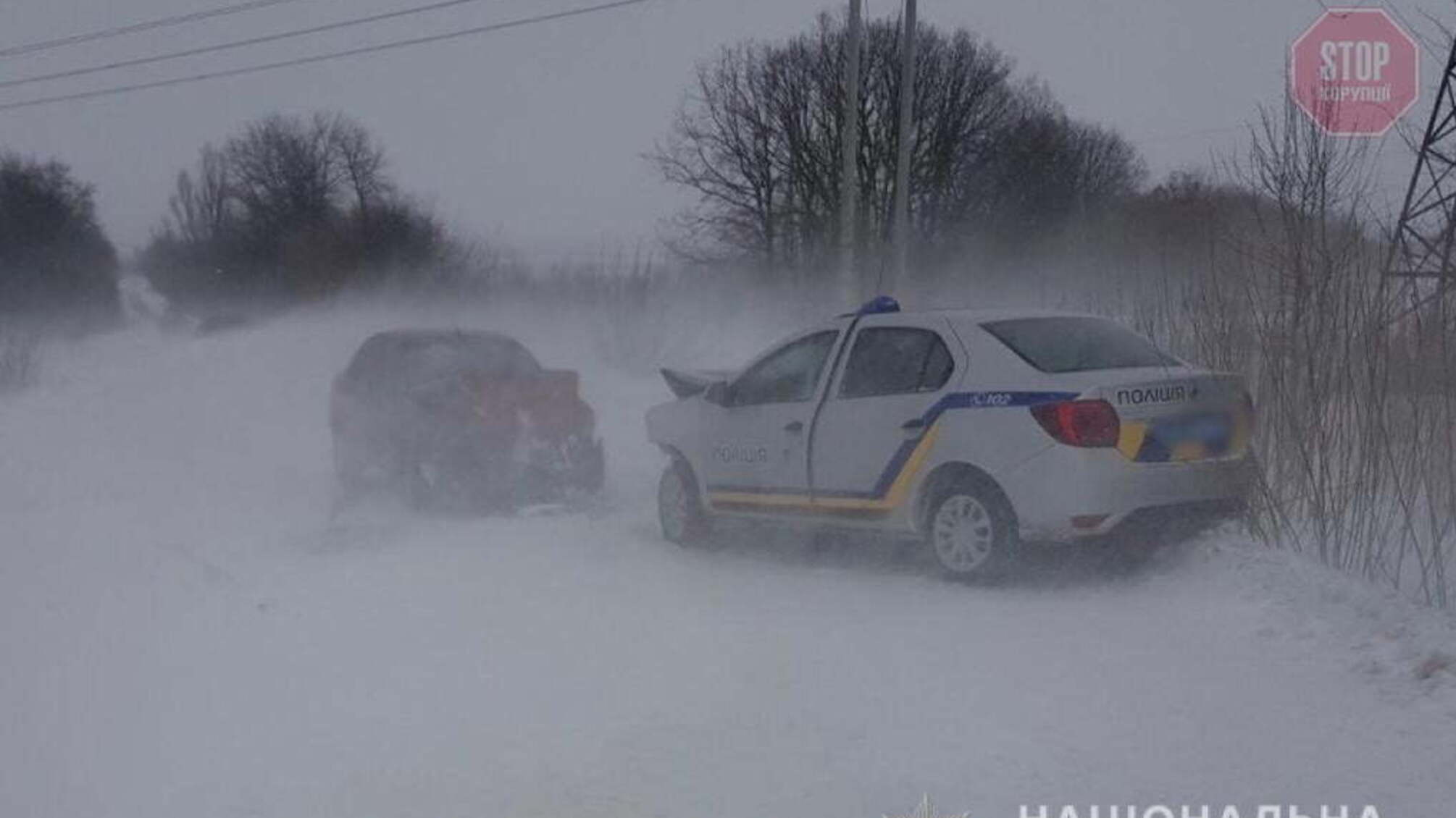 На Вінниччині легковик влетів у авто поліції, 4 людини постраждали (фото)