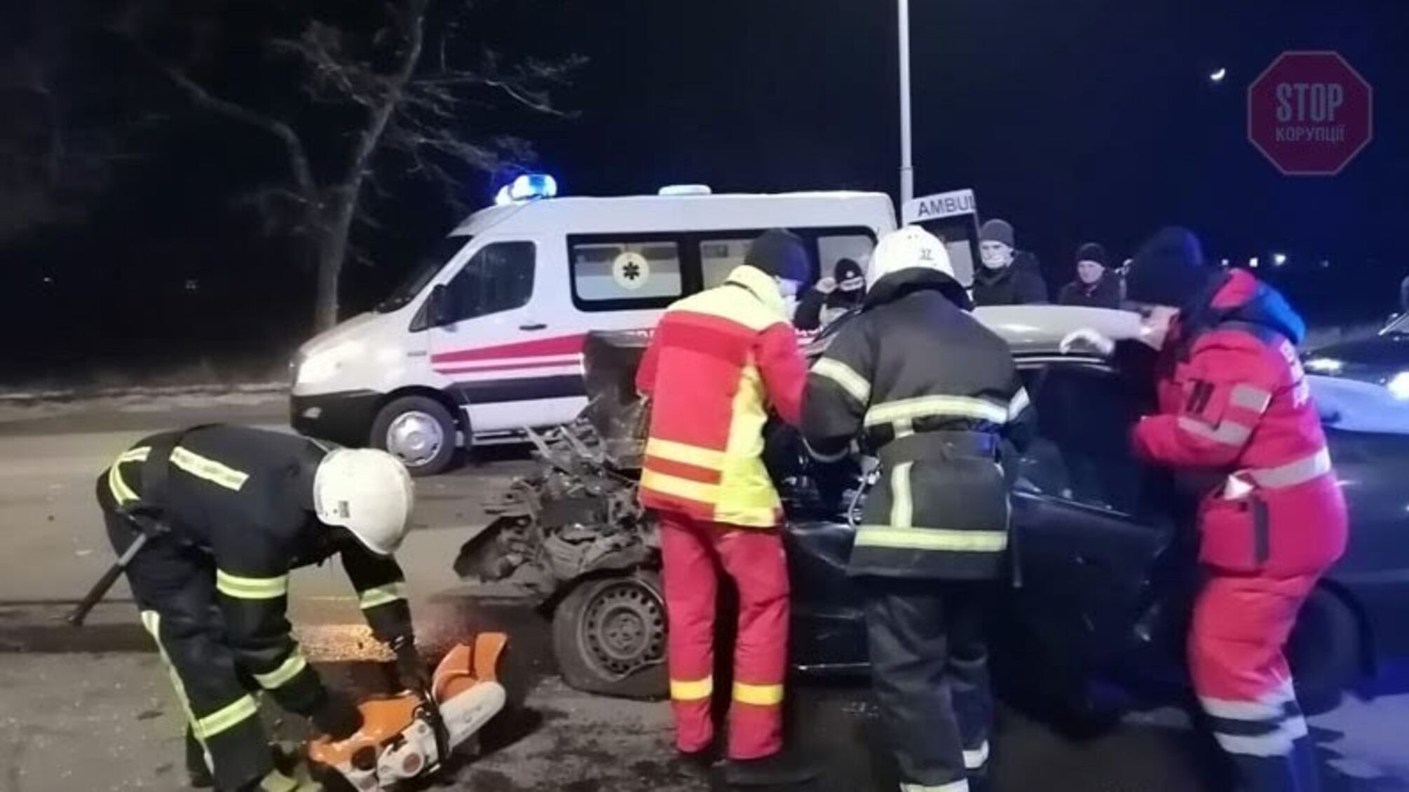 Під Дніпром вантажівка влетіла у легкову автівку, є постраждалі (фото)