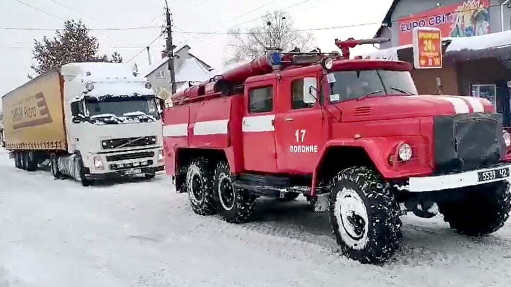 Надзвичайники Хмельниччини надали допомогу водію вантажівки, який застряг в снігу, утворивши затор
