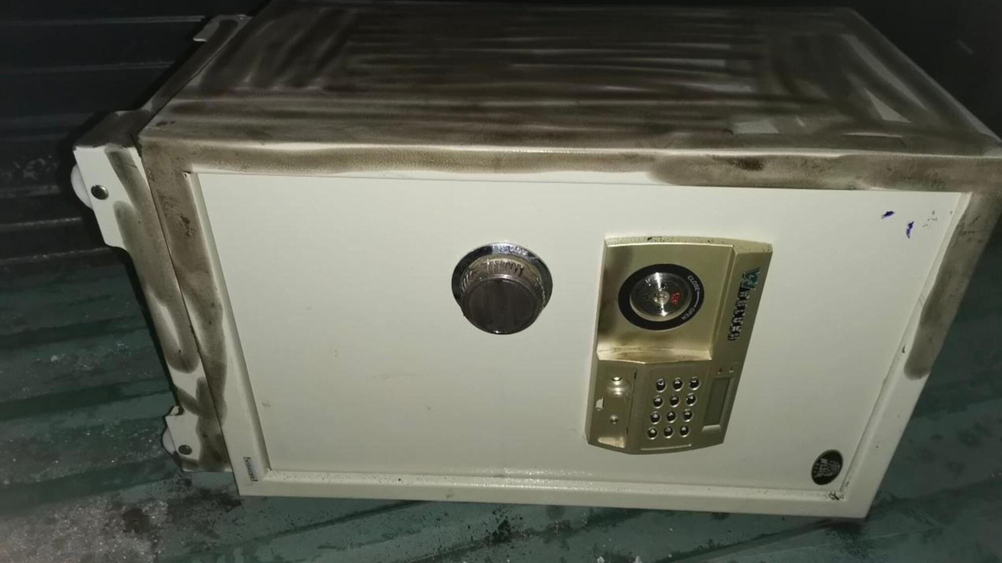 На одеському промтоварному ринку правоохоронці викрили трьох чоловіків, які намагалися винести зі складського приміщення сейф з грошима