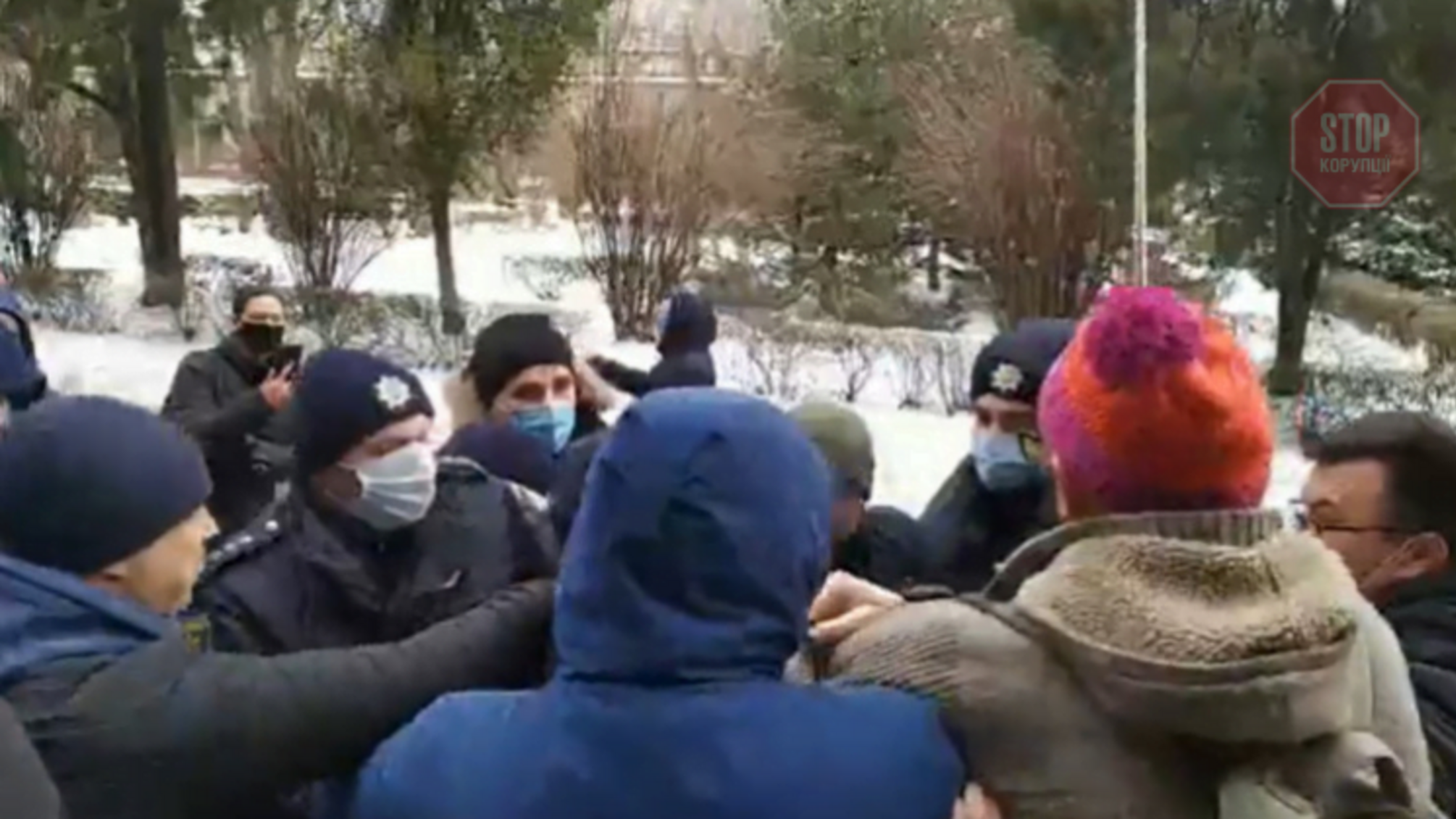 Новини Запоріжжя: поліція взялася за антивакцинаторів із групи 'Жива людина', які ломилися до мерії