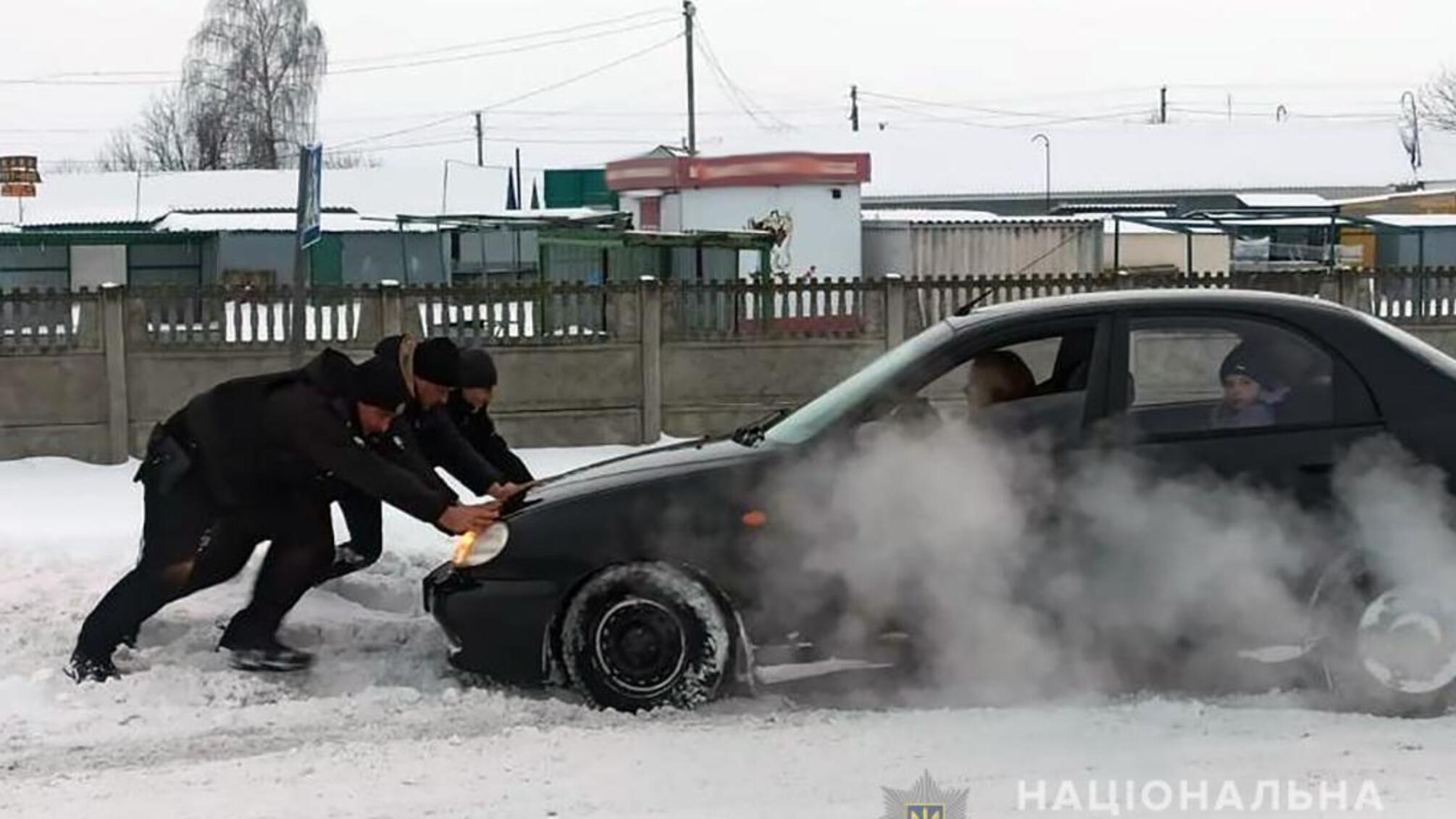 Поліцейські Житомирщини допомагають водіям у складних погодних умовах