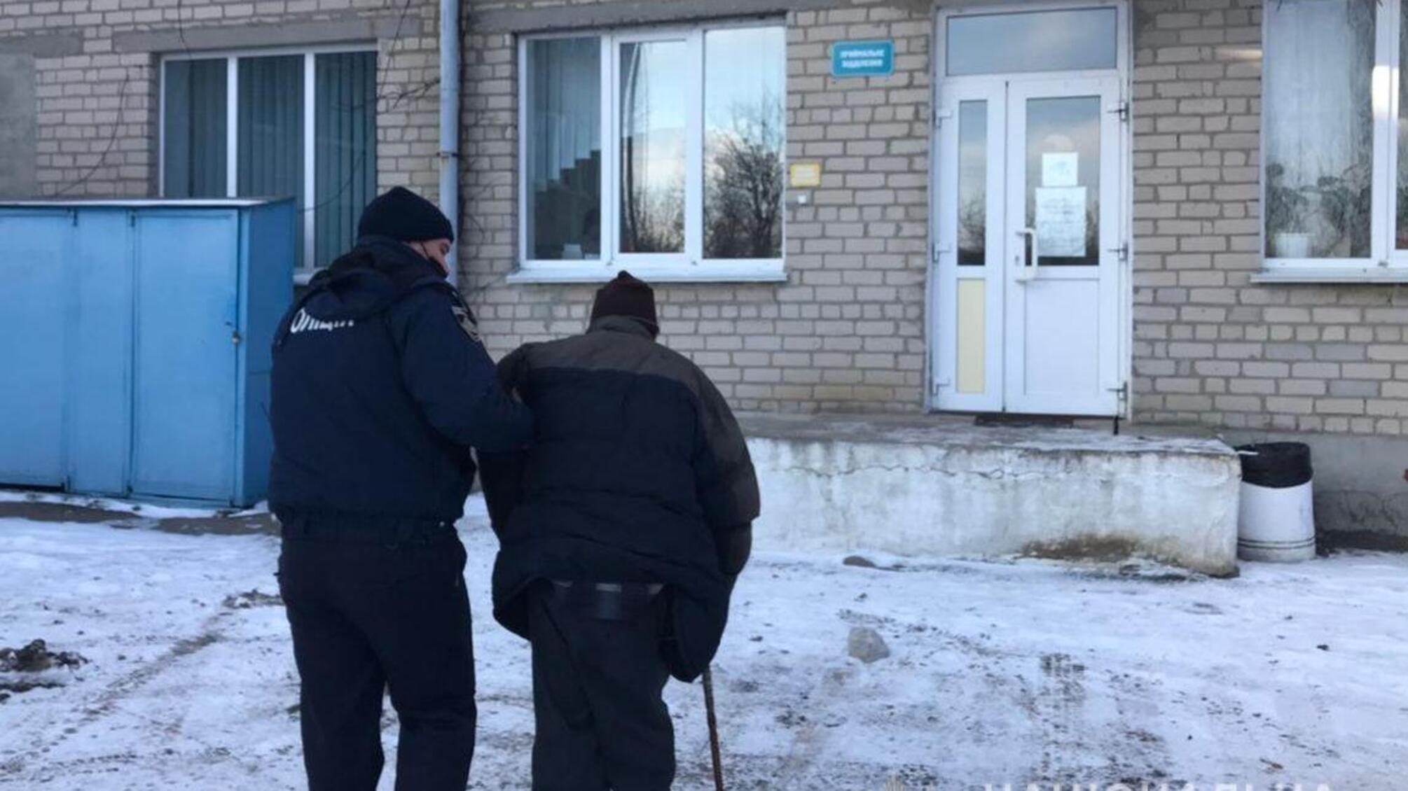 Дільничні поліцейські Херсонщини врятували від сильного обмороження чоловіка, якого виявили у покинутому будинку