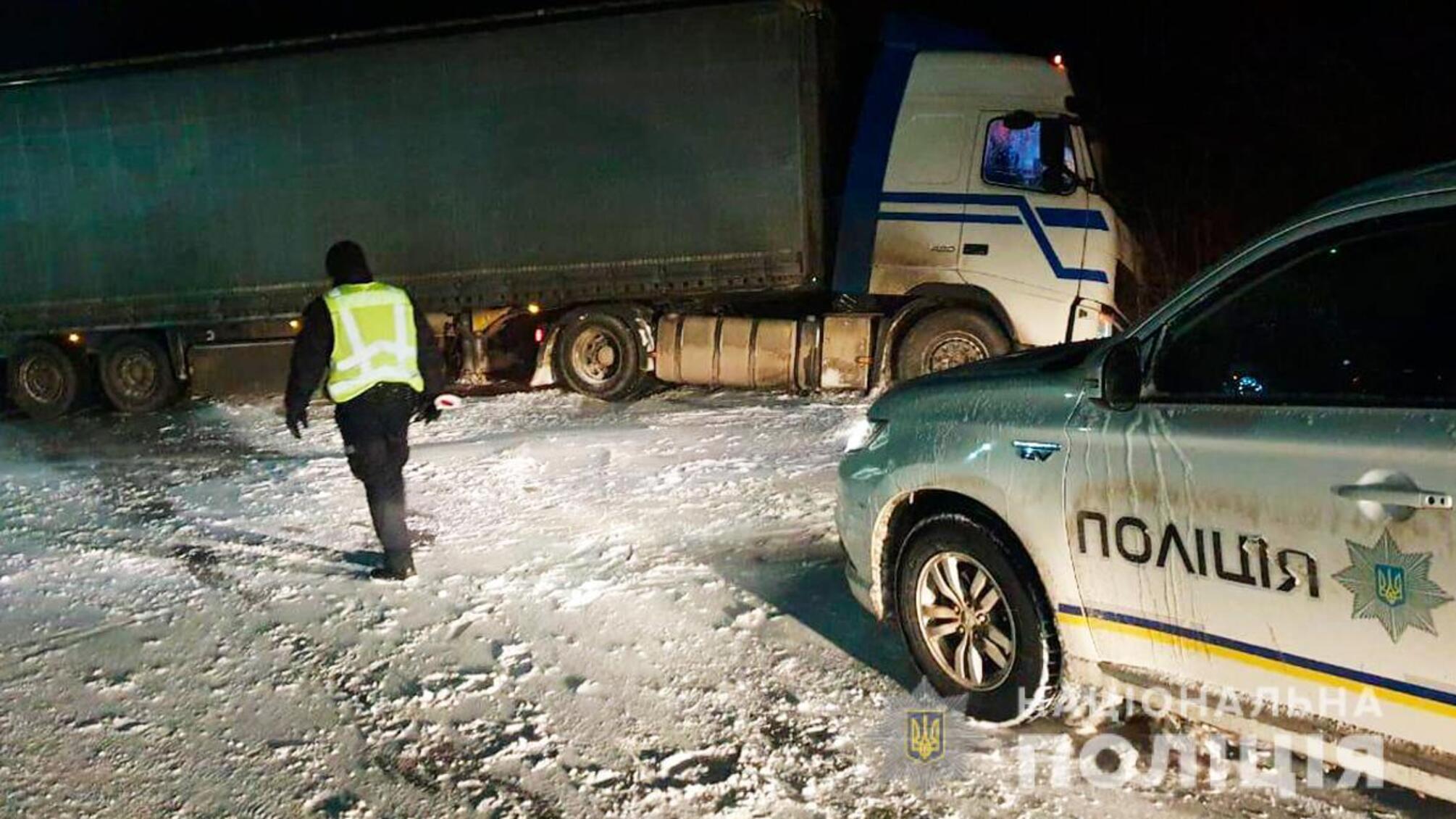 В умовах негоди буковинські поліцейські посилено стежать за безпекою на автошляхах
