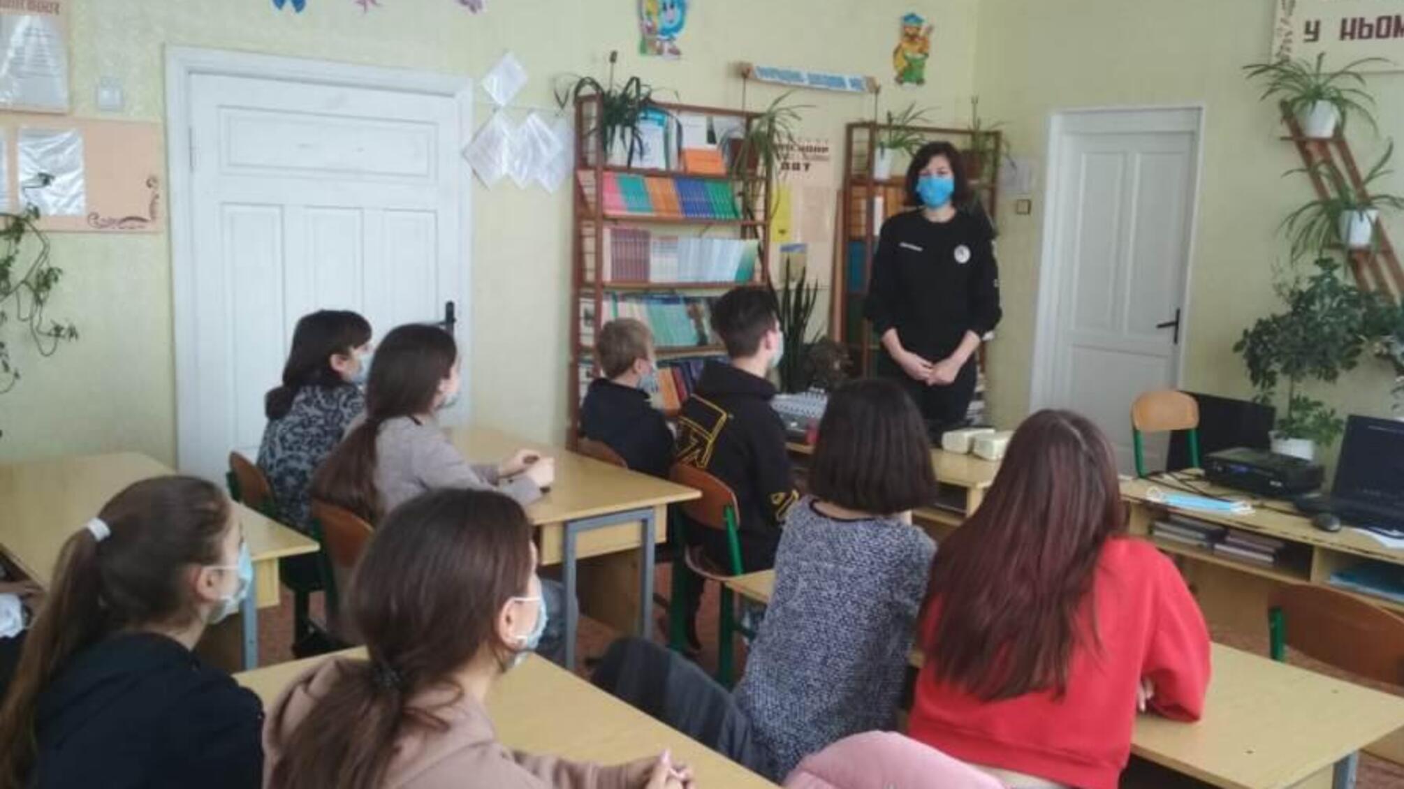 Поліцейські Одещини обговорили зі школярами правила безпечної поведінки в онлайн-просторі