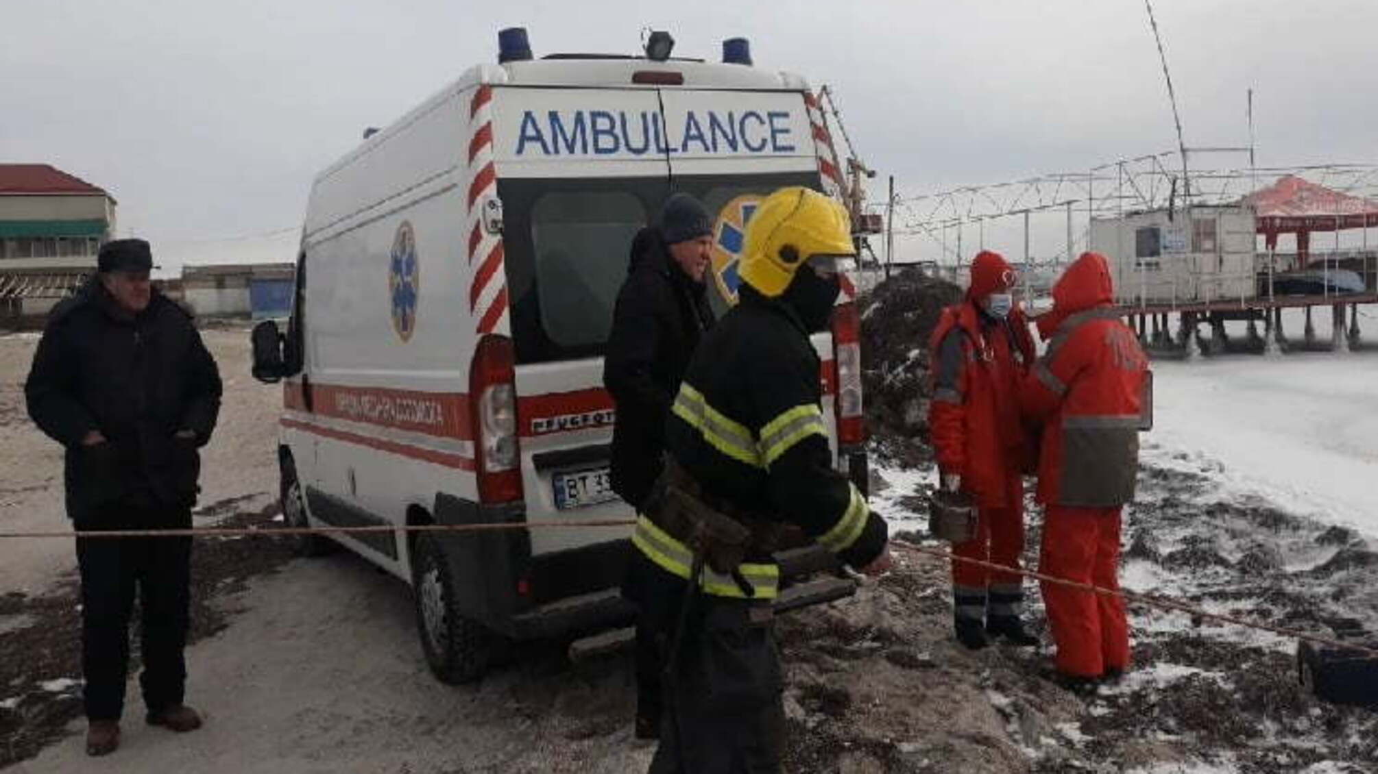 Херсонщина: скадовські надзвичайники врятували 12-річного хлопця, який провалився під кригу