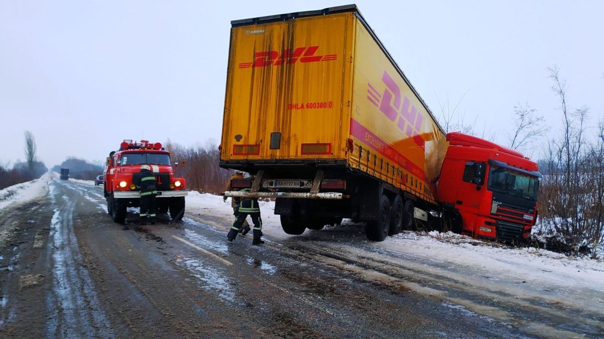 Чернігівська область: рятувальники ДСНС вивільнили зі снігових заметів 13 транспортних засобів