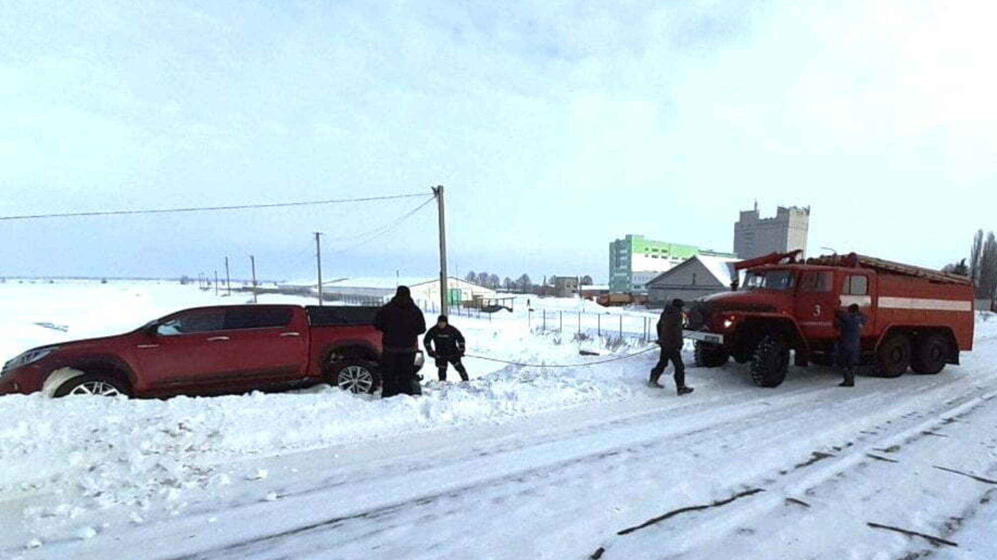 Упродовж минулої доби чернігівські рятувальники вивільнили 14 транспортних засобів, що потрапили у снігові замети