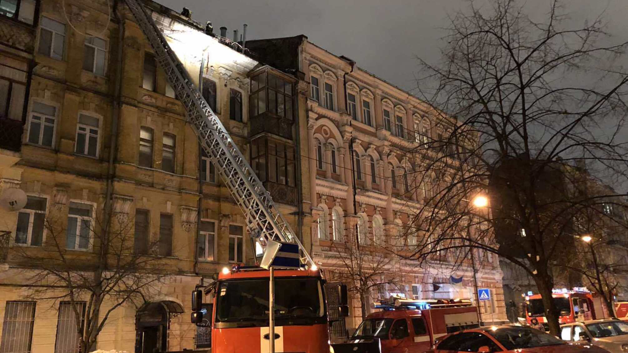 м. Київ: рятувальники ліквідували загоряння на даху житлового будинку