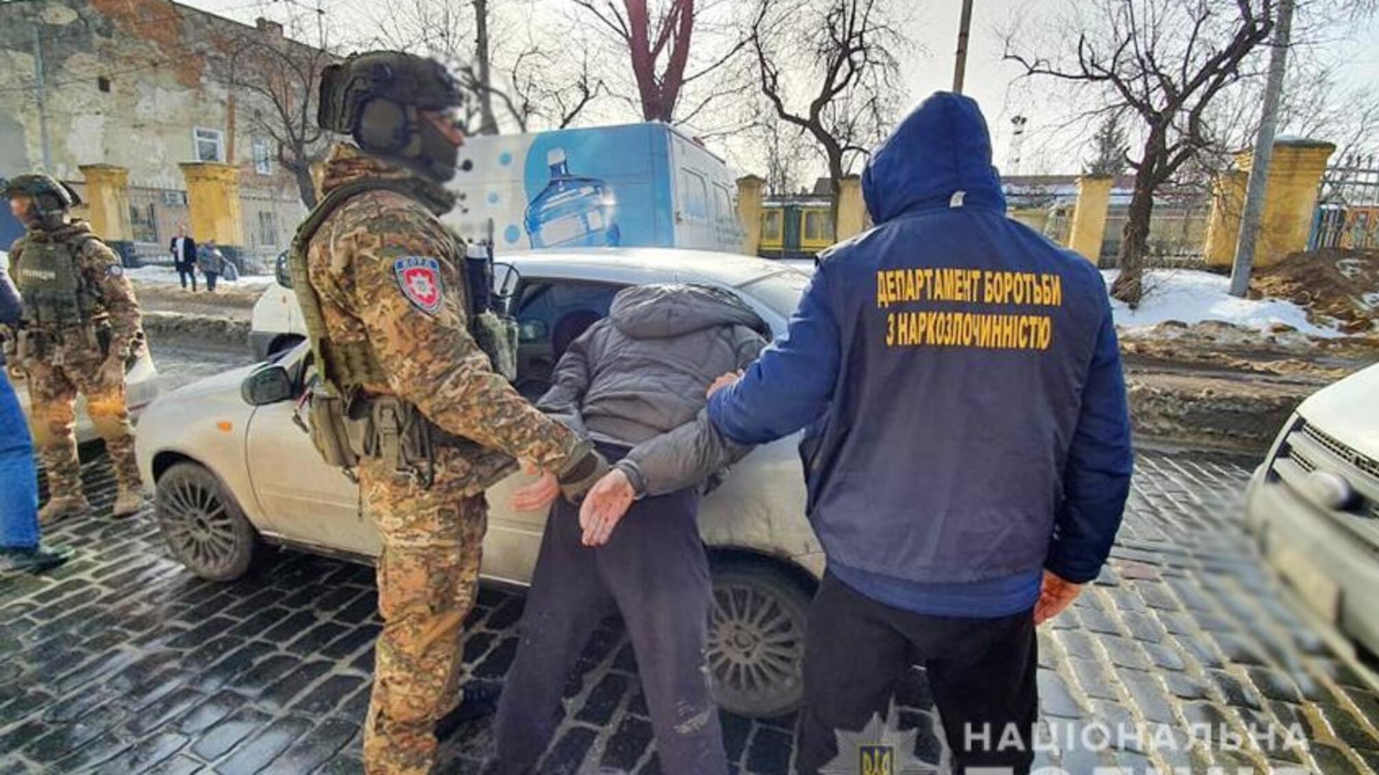 Поліцейські викрили членів злочинної групи, які щоденно збували наркотики та психотропи на понад 60 тисяч гривень
