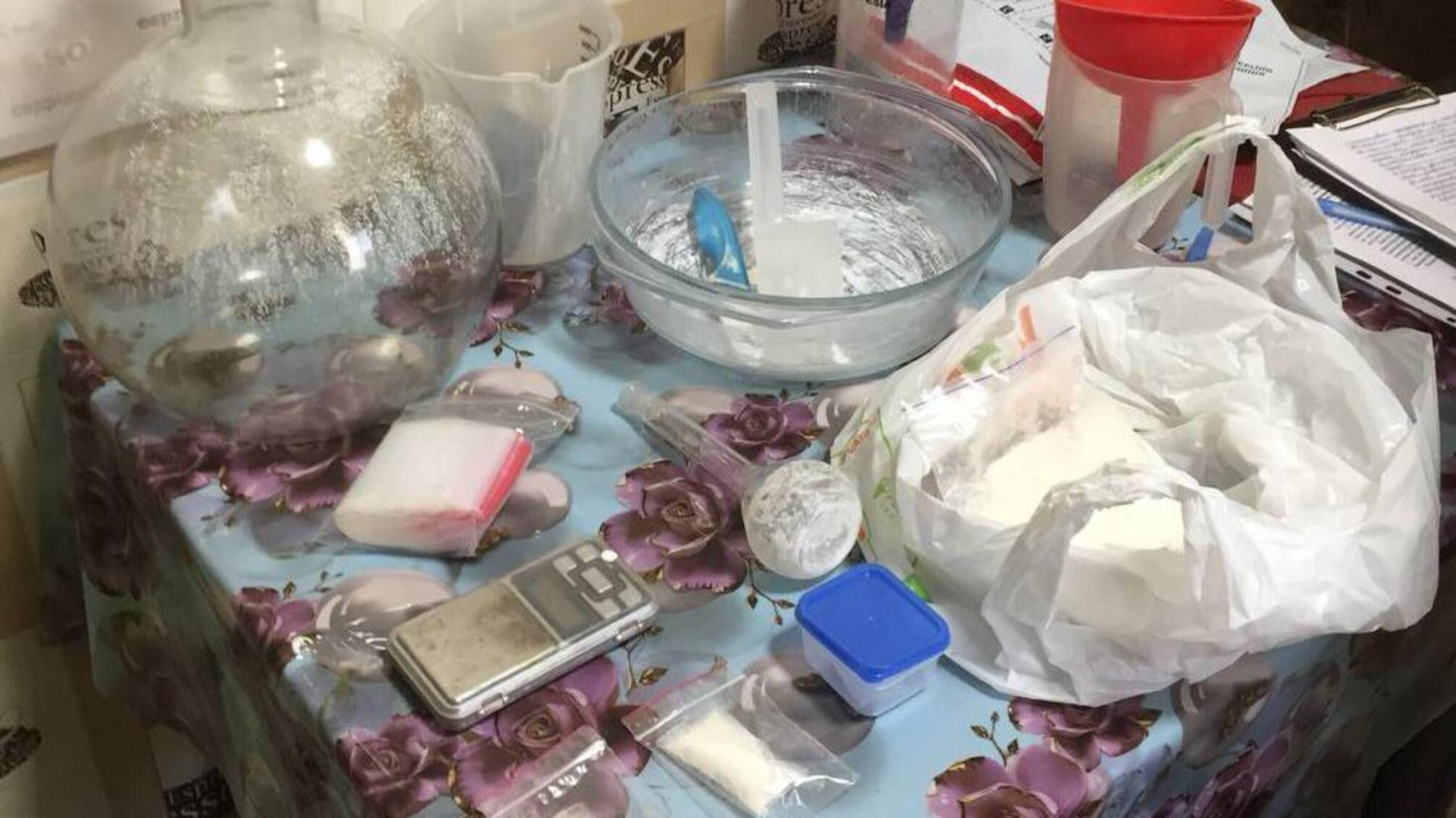 У Кривому Розі поліція затримала членів наркоугруповання, які щомісяця збували майже 2000 доз метамфетаміну
