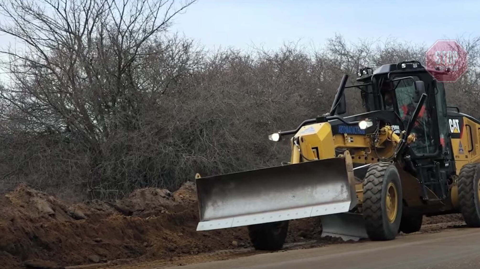 Без слухань і дозволів: автодорожник облаштував нелегальну копанку поблизу траси Дніпро-Решетилівка