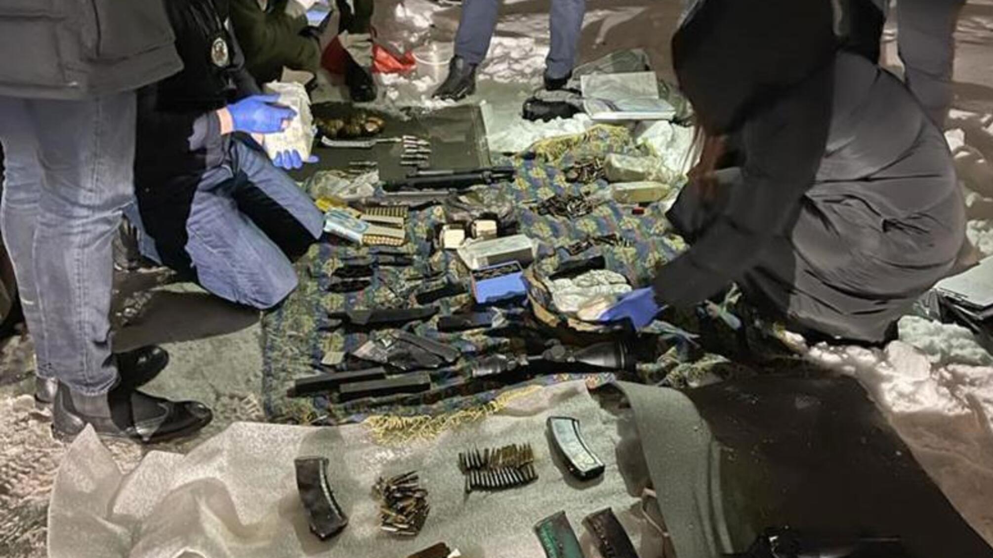 Правоохоронці затримали чоловіка за незаконний продаж вогнепальної зброї та гранат на території Києва