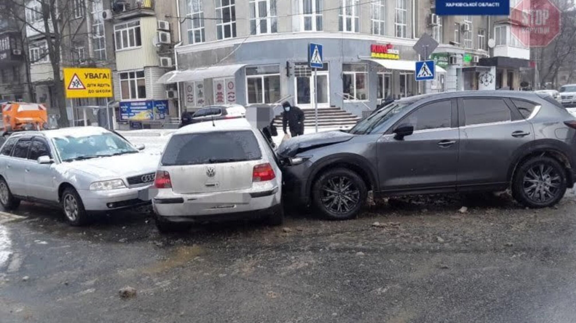 Новини Харкова: у центрі міста водій іномарки влаштував потрійну ДТП