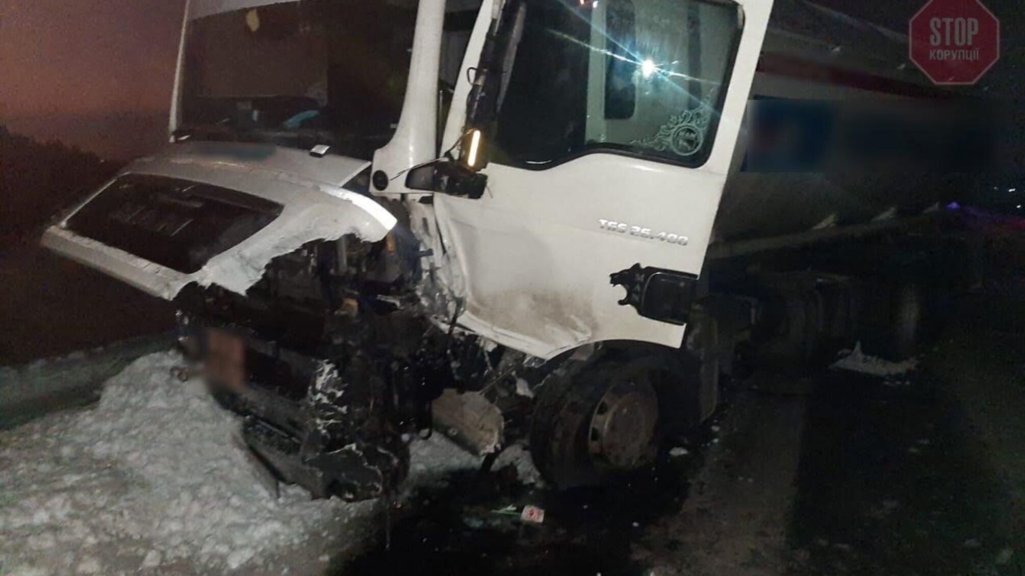 В Киевской области грузовик врезался в автомобиль, 4 человека пострадали (фото)