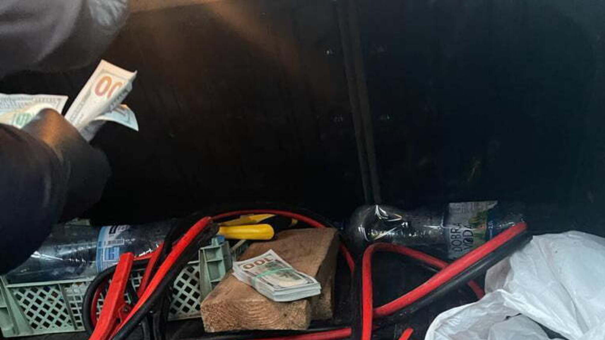 Внутрішня безпека Нацполіції викрила поліцейського Київщини на вимаганні 13 тисяч доларів хабаря