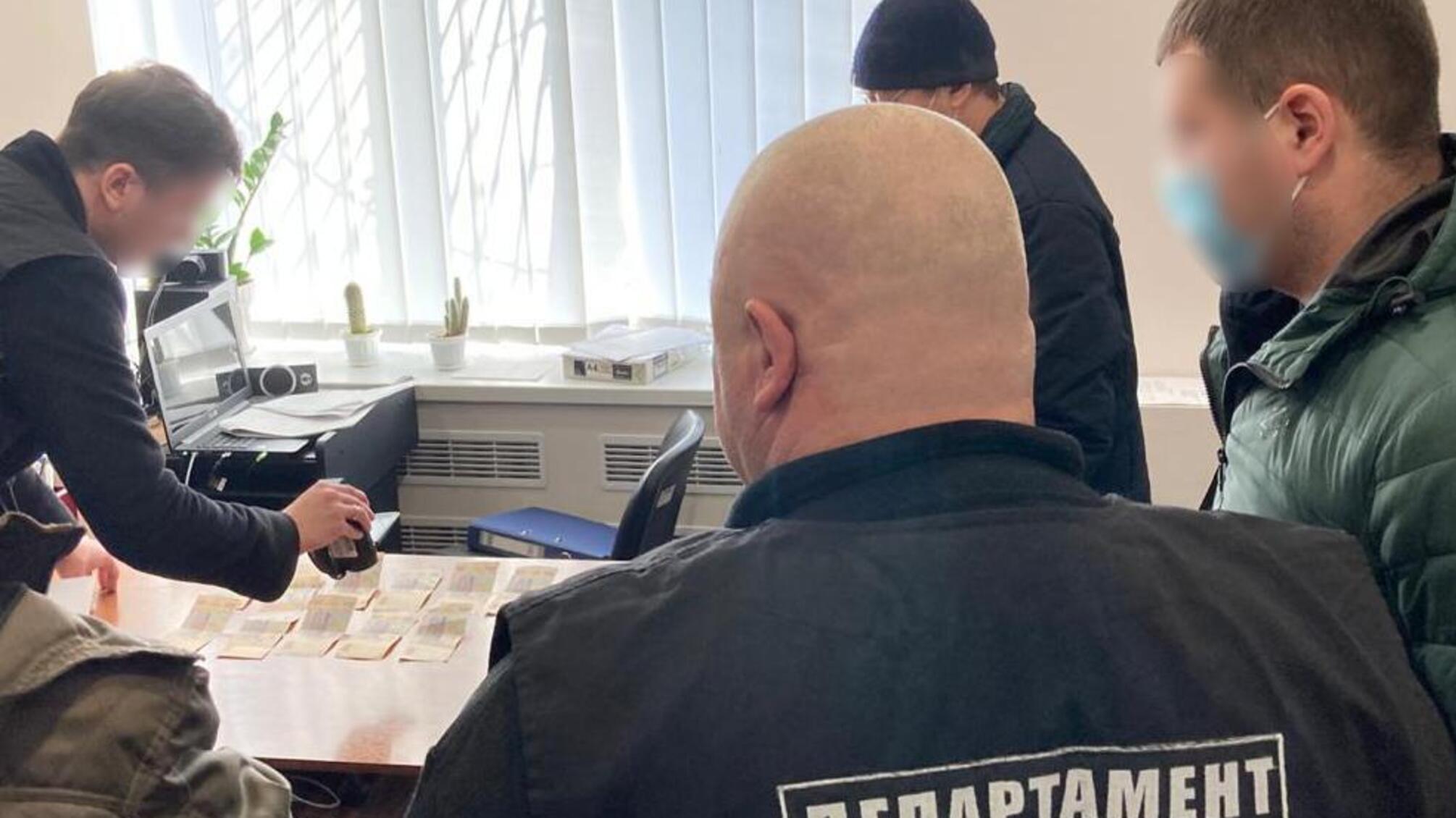 У Запорізькій області поліція затримала чоловіка на передачі хабаря поліцейському