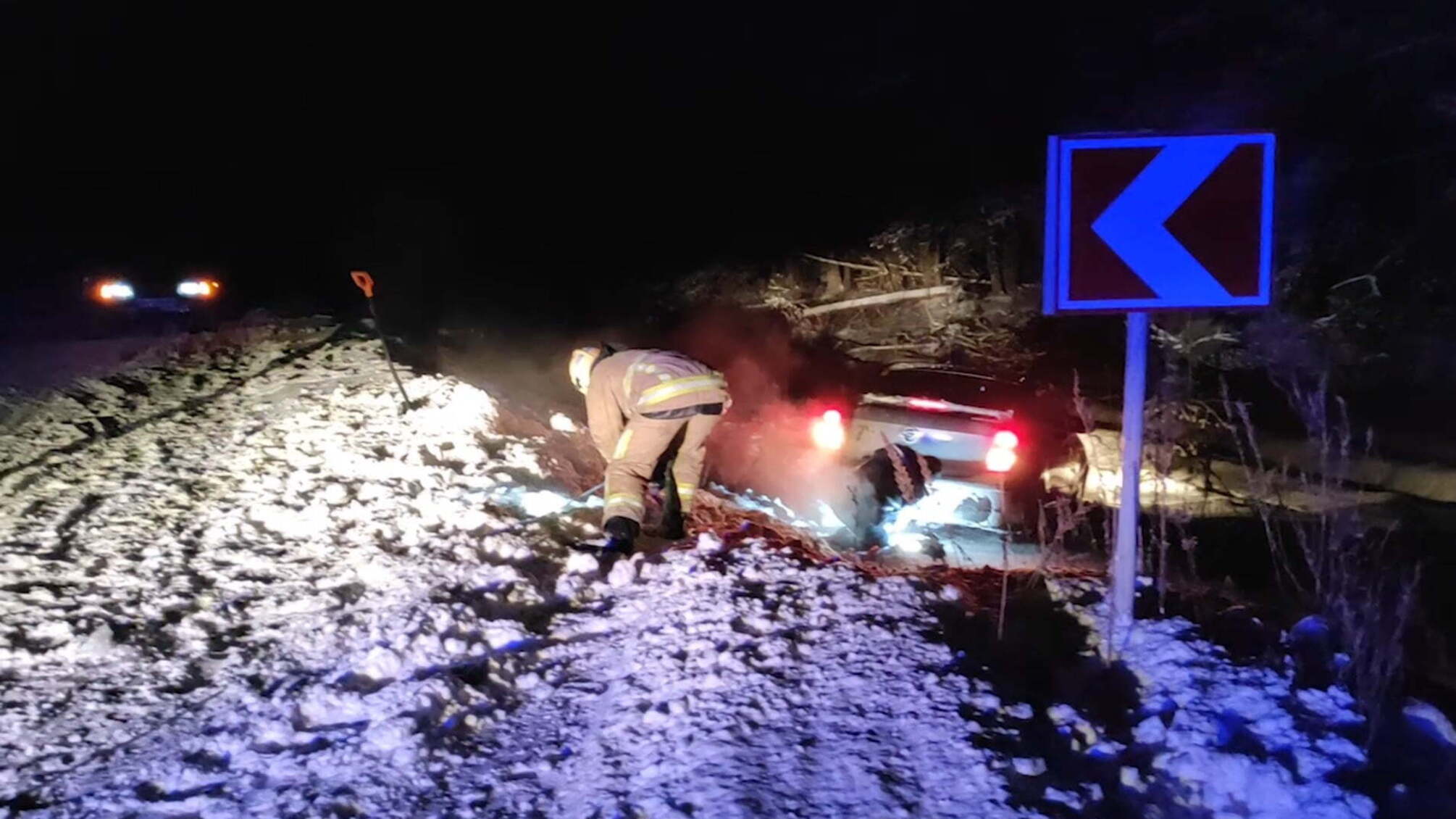 На Сумщині рятувальники допомогли родині з маленькою дитиною, авто якої потрапило до кювету (ВІДЕО)