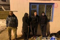 На Київщині безхатченки під виглядом поліцейських пограбували чоловіка (фото)