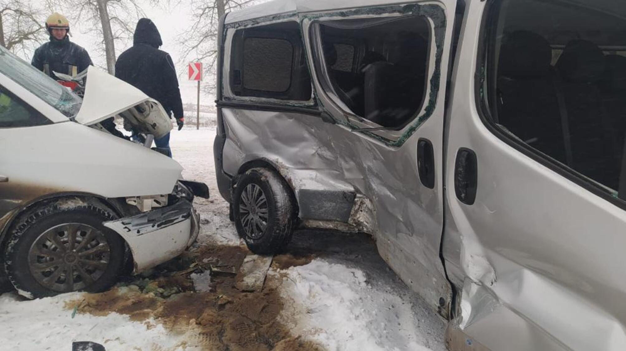 На Тернопільщині поліція встановлює обставини ДТП, в якій травмувалося семеро людей