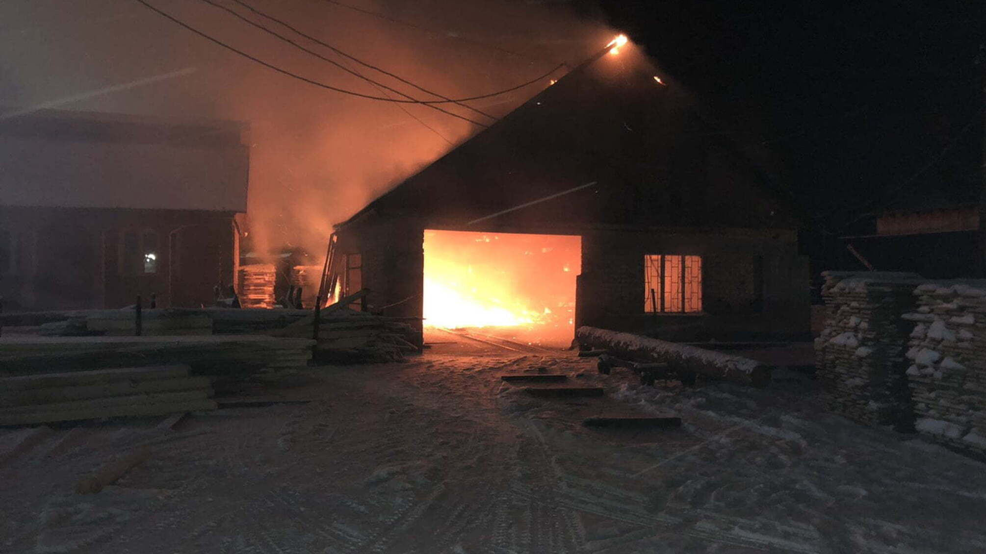 Закарпатська область: у с. Нижня Апша горіла будівля пилорами