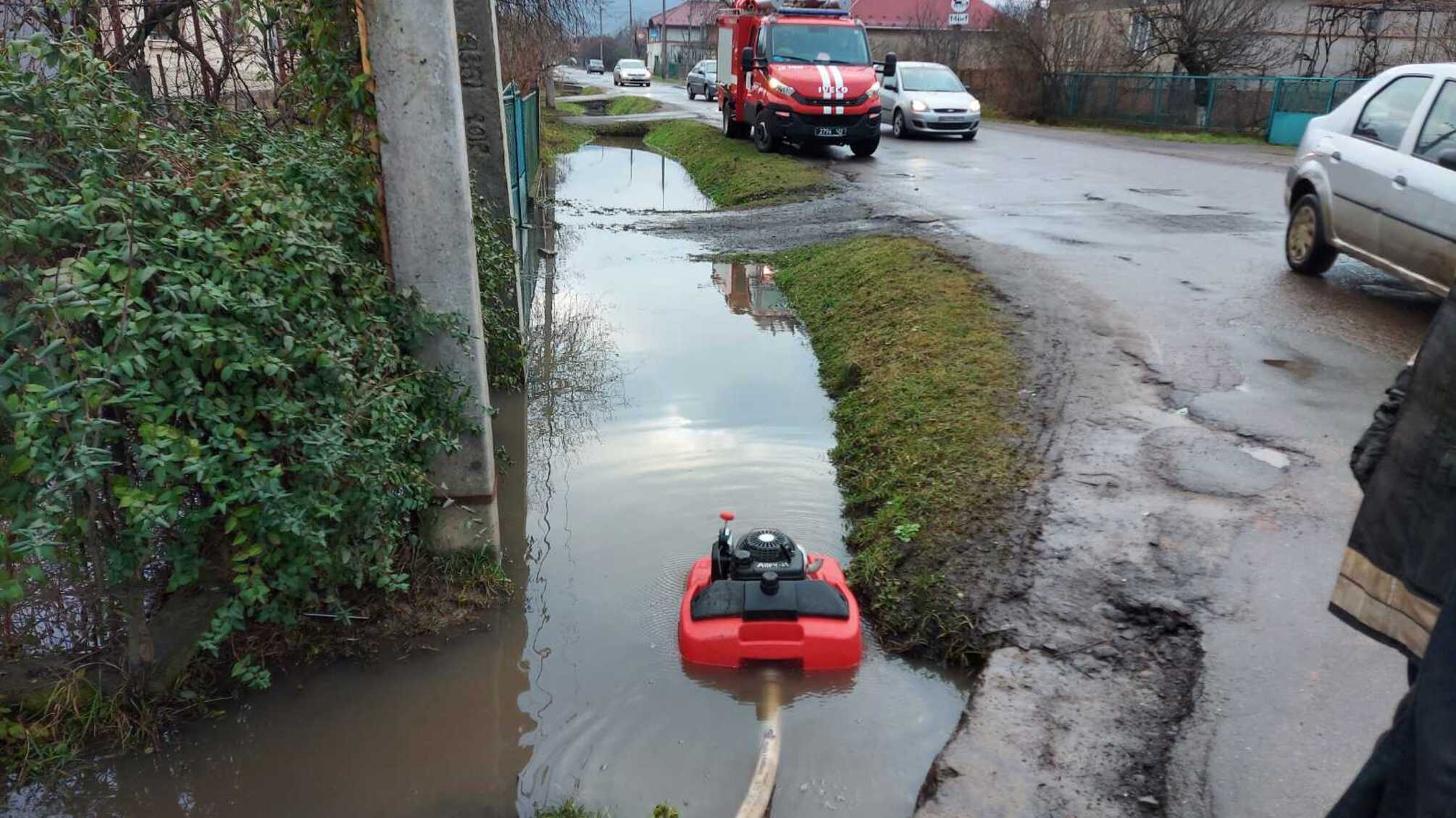 Рятувальники Закарпаття ліквідовують наслідки негоди