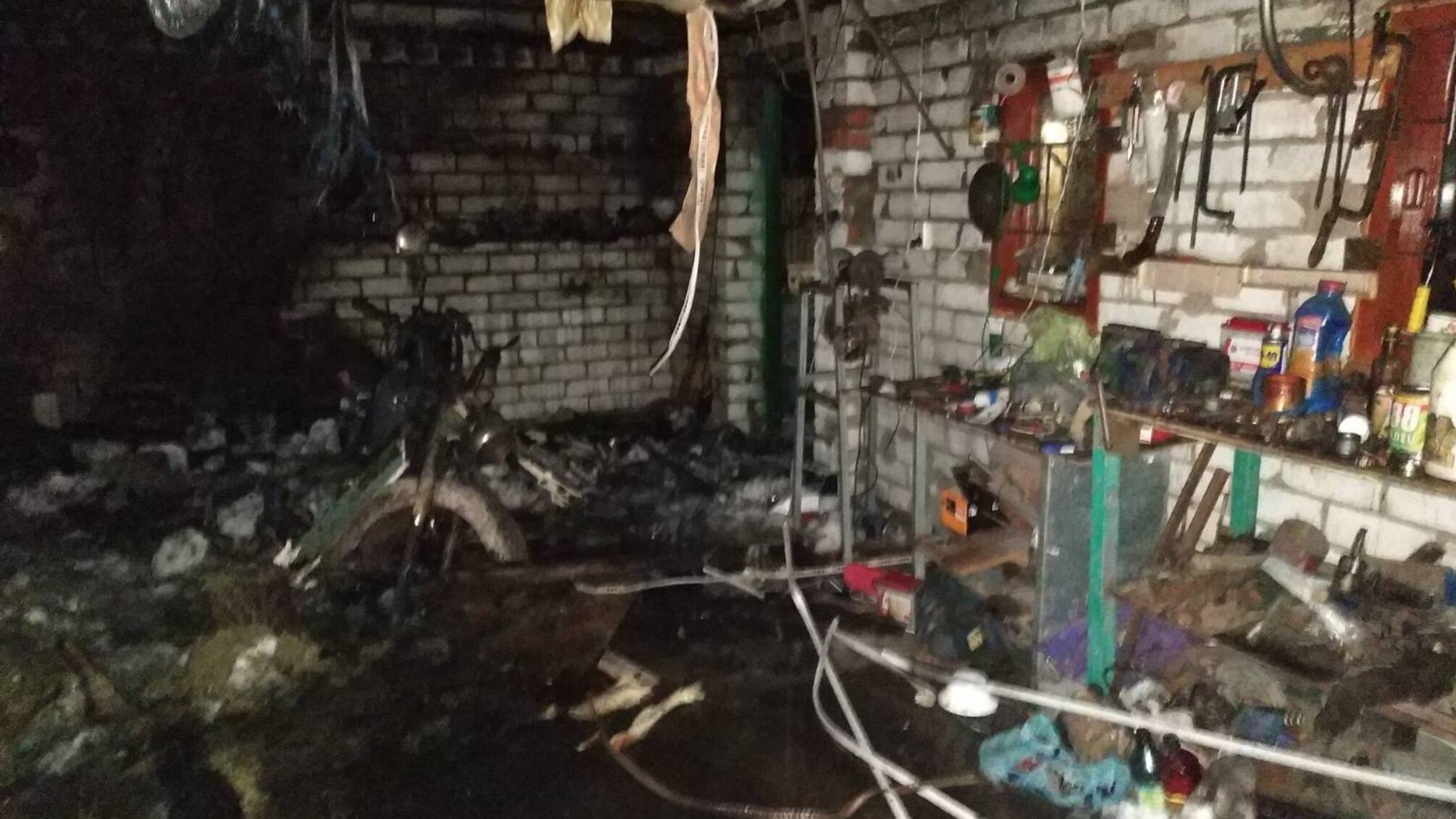 Харківська область: у Харківському районі горіли гараж та автомобіль