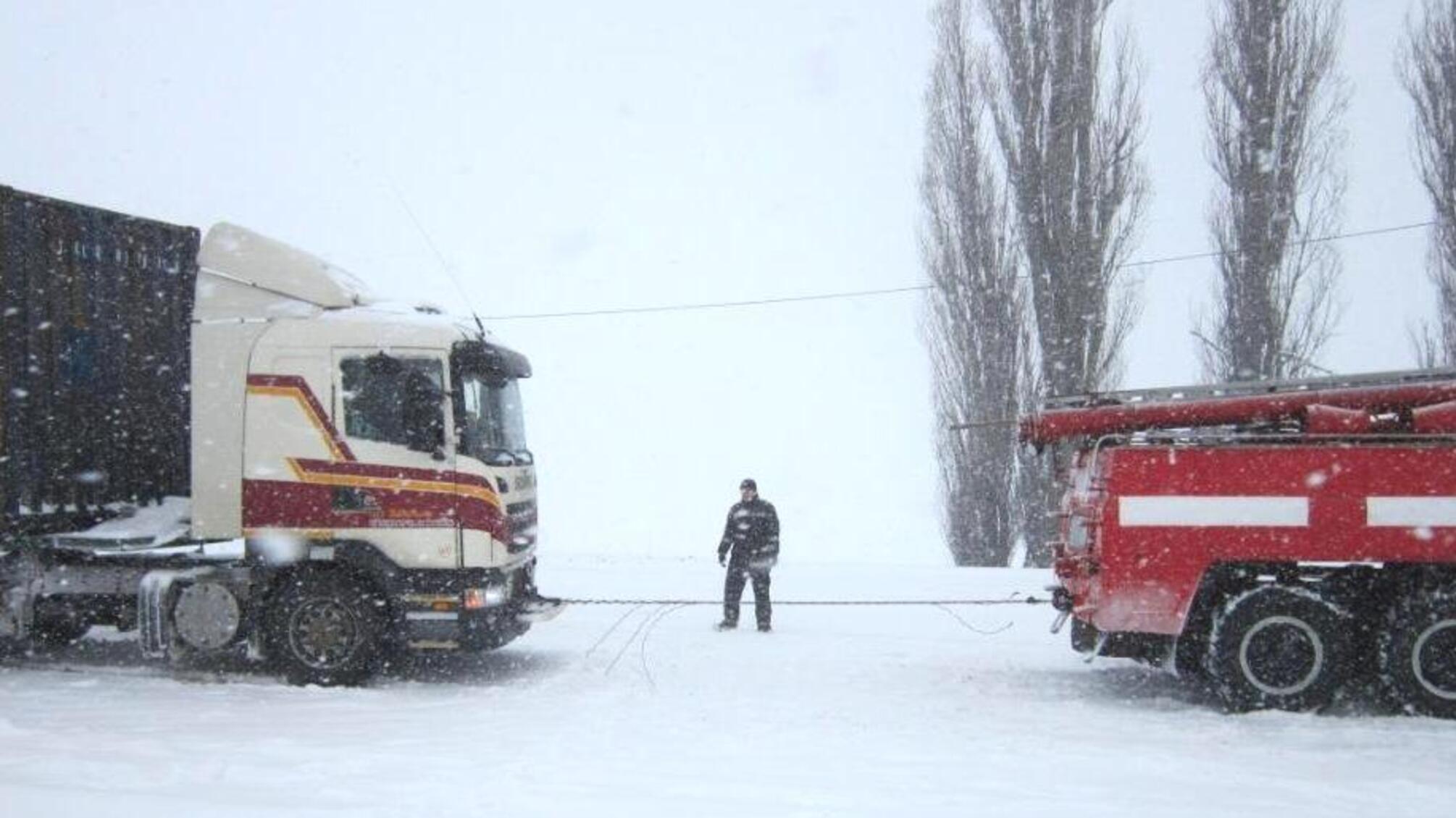Чернігівська область: рятувальники ДСНС вивільнили із заметів 8 транспортних засобів та прибрали повалене на дорогу дерево