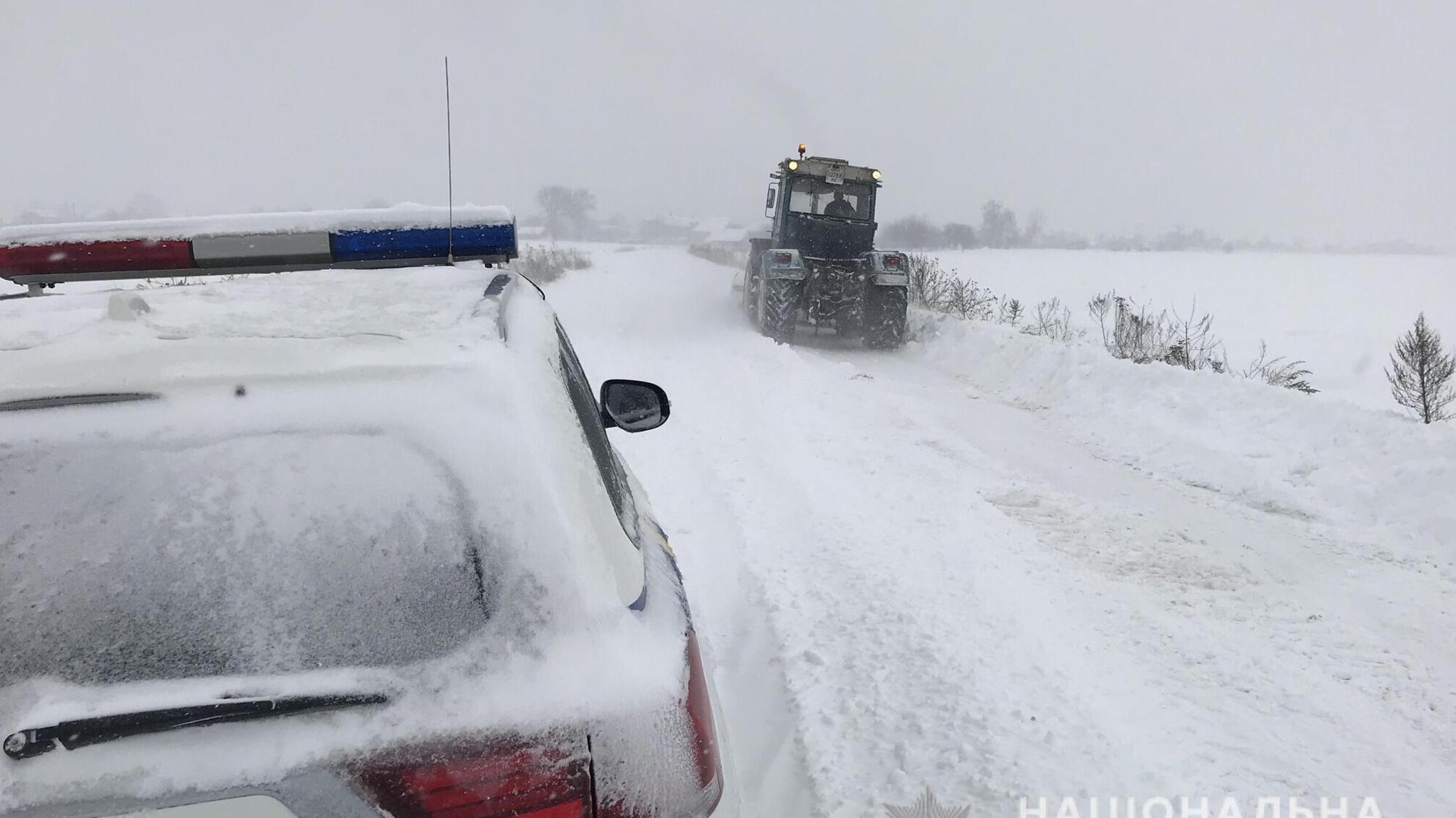 Поліцейські Львівщини допомагають учасникам дорожнього руху, які потрапили у складні ситуації через негоду
