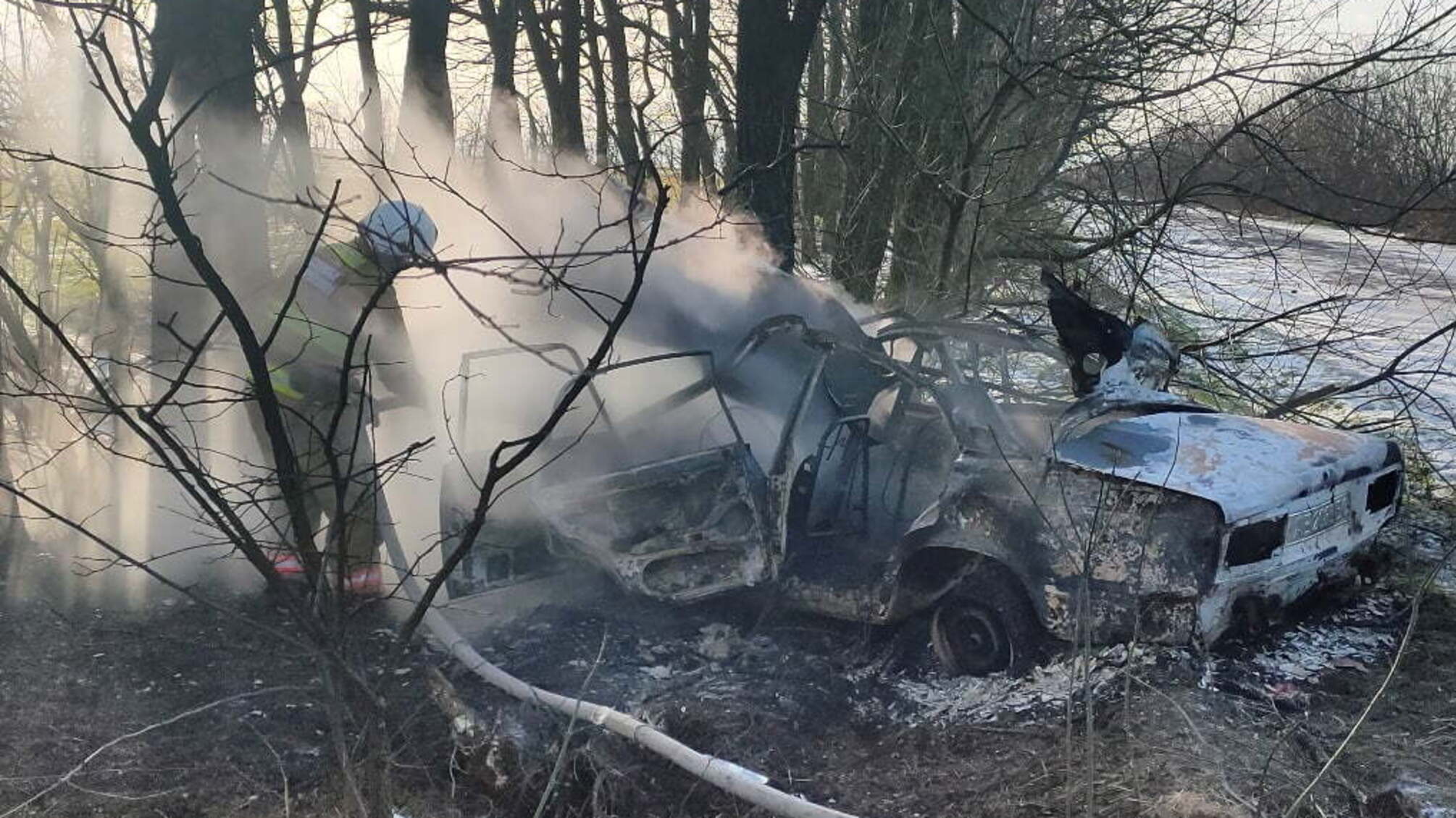 Херсонщина: нововоронцовські рятувальники гасили палаючий автомобіль