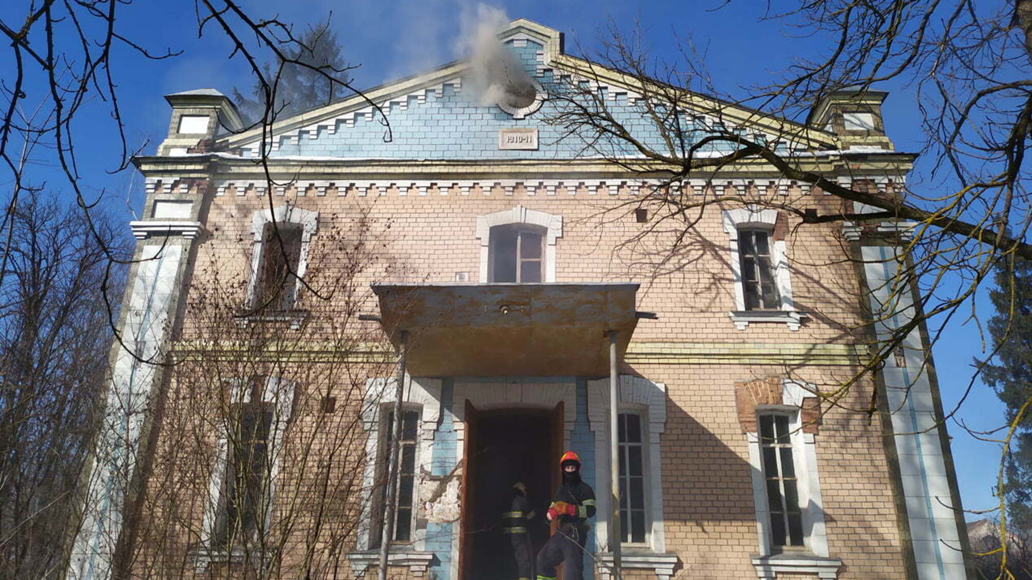Хмельницька область: рятувальники ліквідували пожежу недіючої адміністративної будівлі