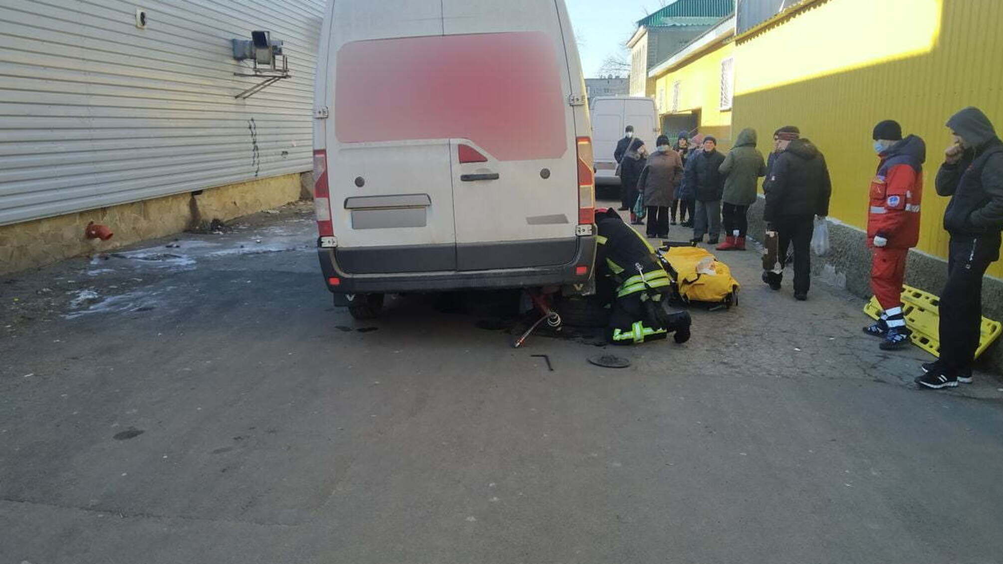 Донецька область: бійці ДСНС вилучили чоловіка, який потрапив під колеса автомобіля