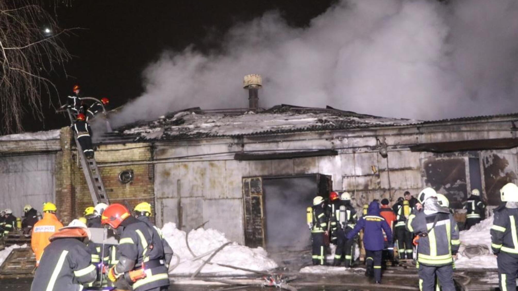 Столичні вогнеборці ліквідували пожежу у складській будівлі