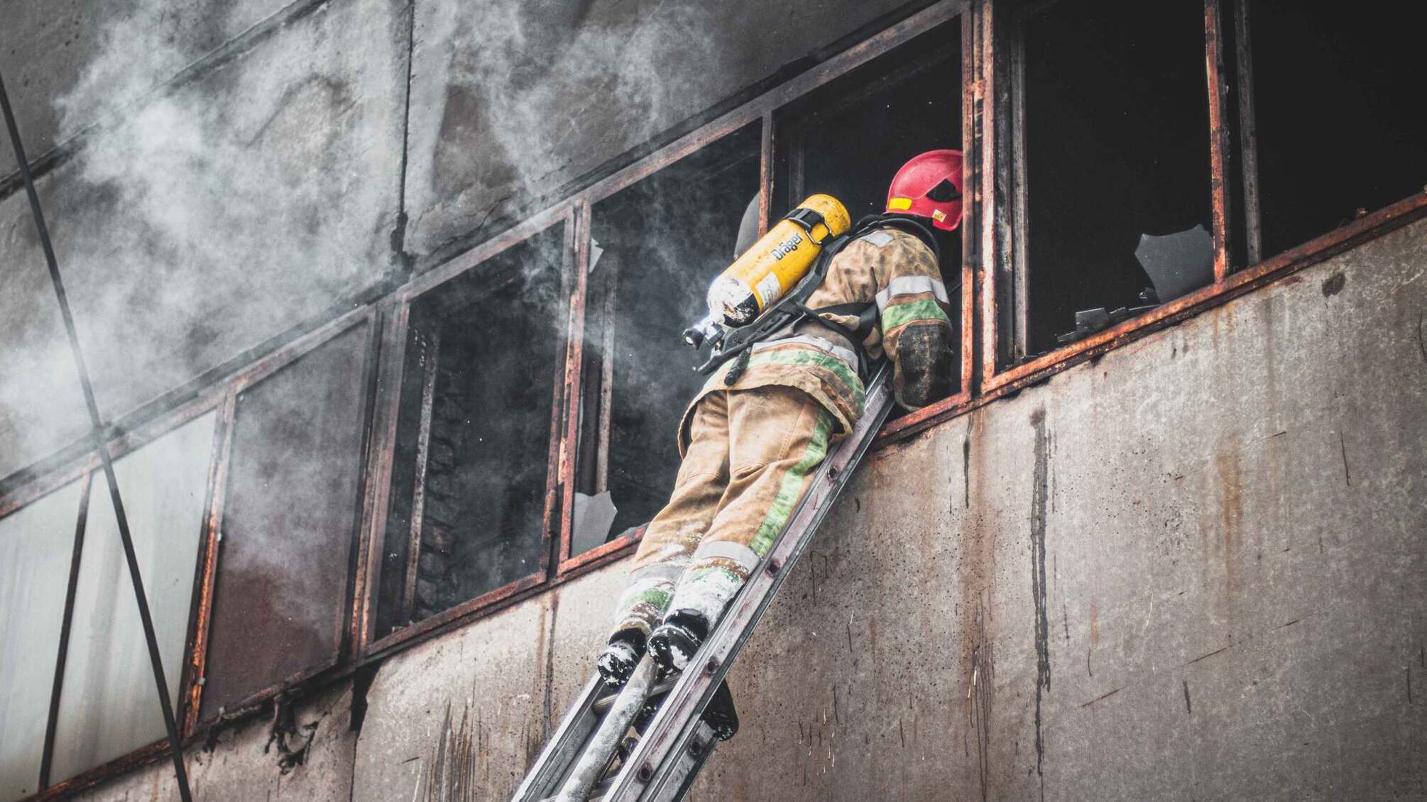 м. Київ: вогнеборці ліквідували пожежу у виробничій будівлі