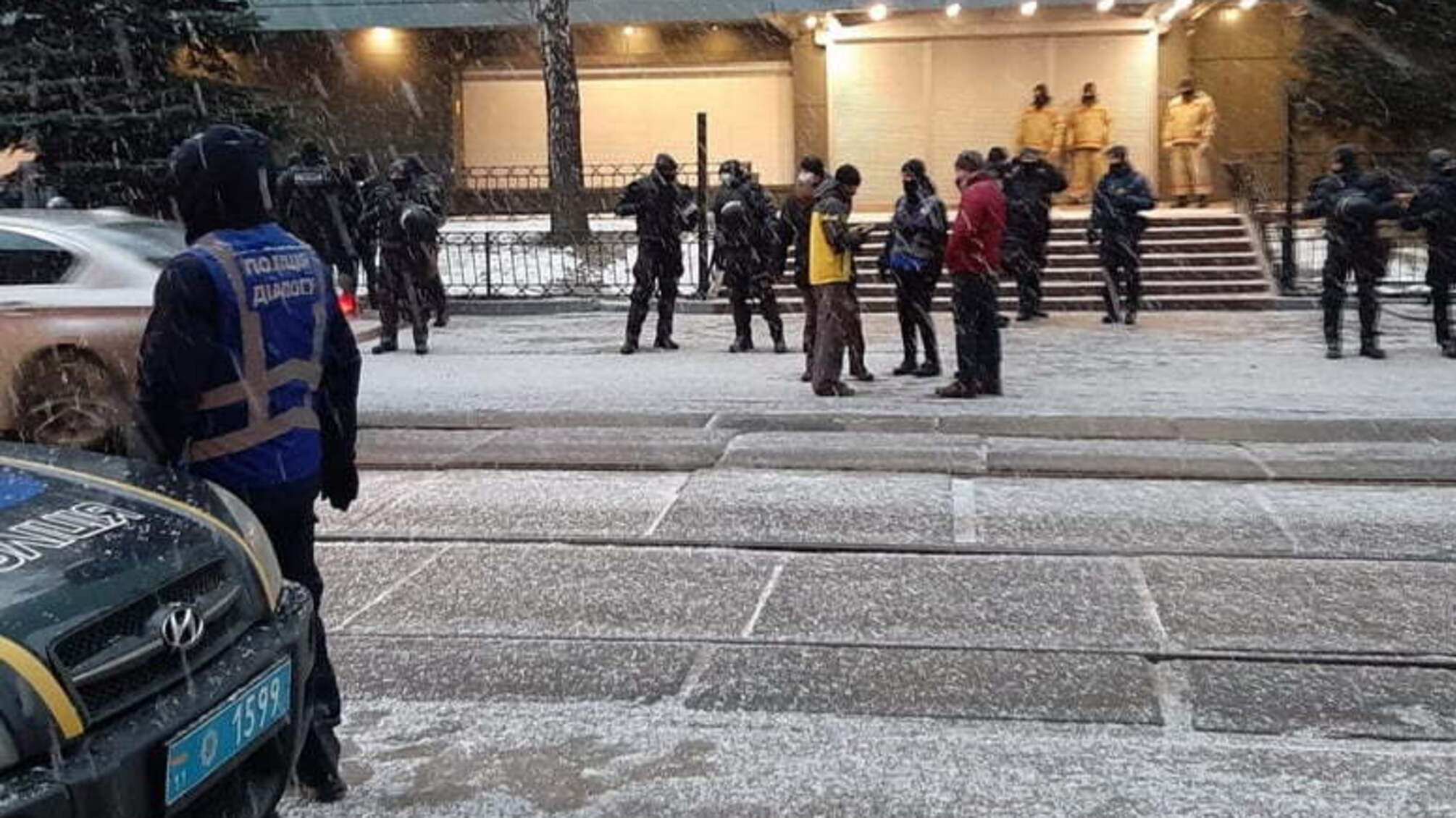 Поліцейські Києва забезпечують правопорядок біля приміщень телеканалів у Шевченківському районі