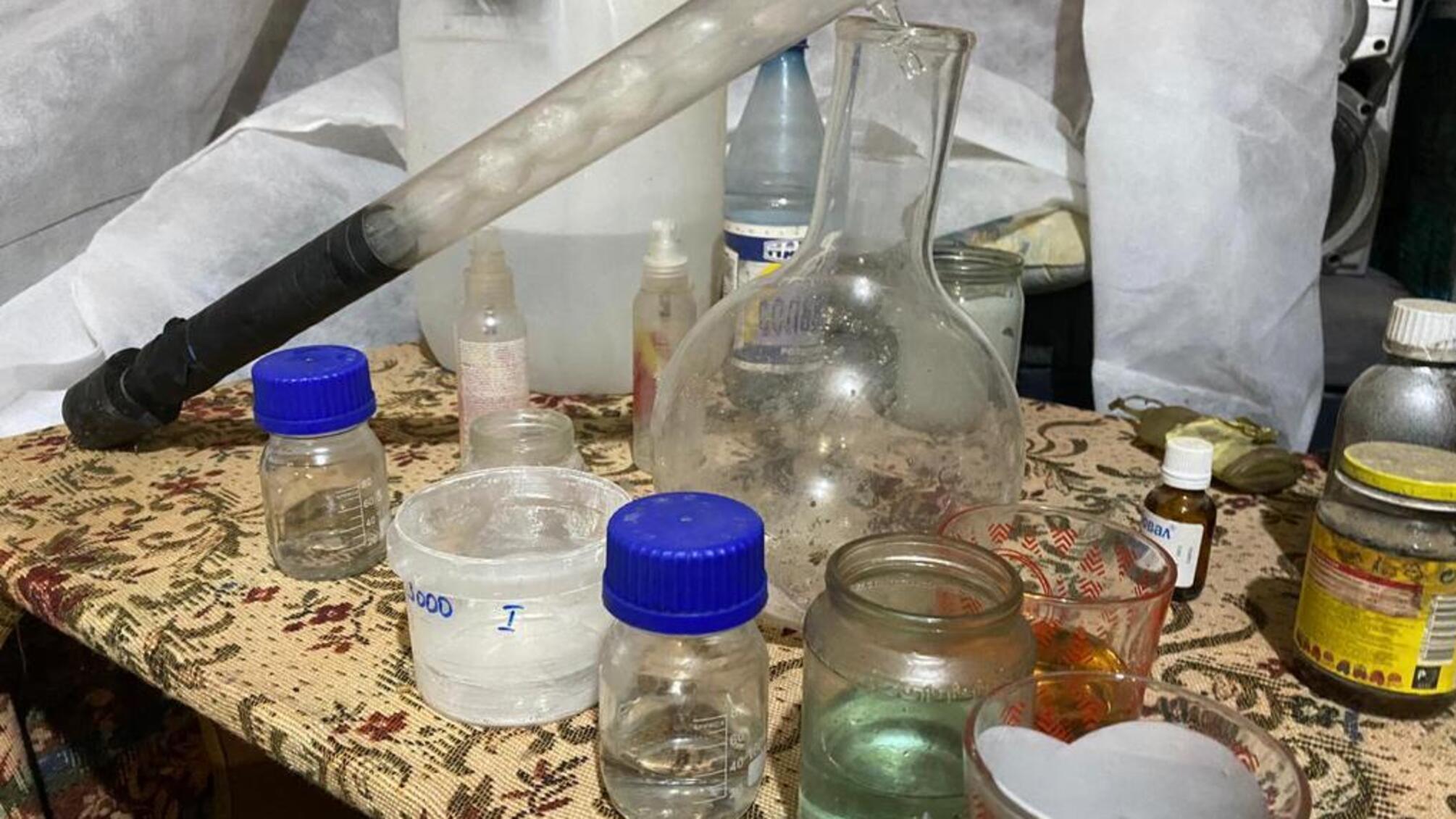 У Херсоні поліцейські припинили діяльність нарколабораторії та затримали організаторку і двох учасників злочинної групи