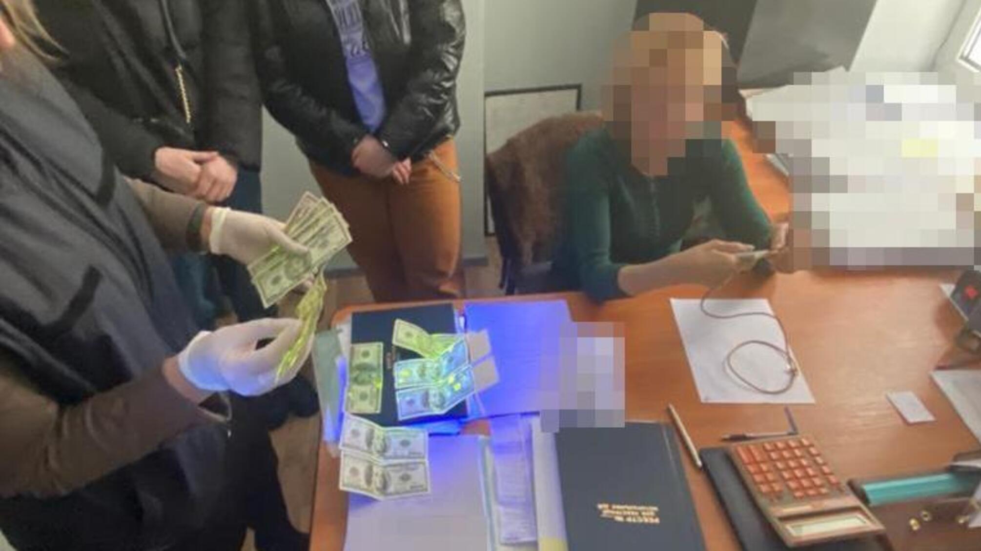 На Хмельниччині поліцейські викрили корупційну «схему» реєстрації нотаріусами права власності на нерухомість