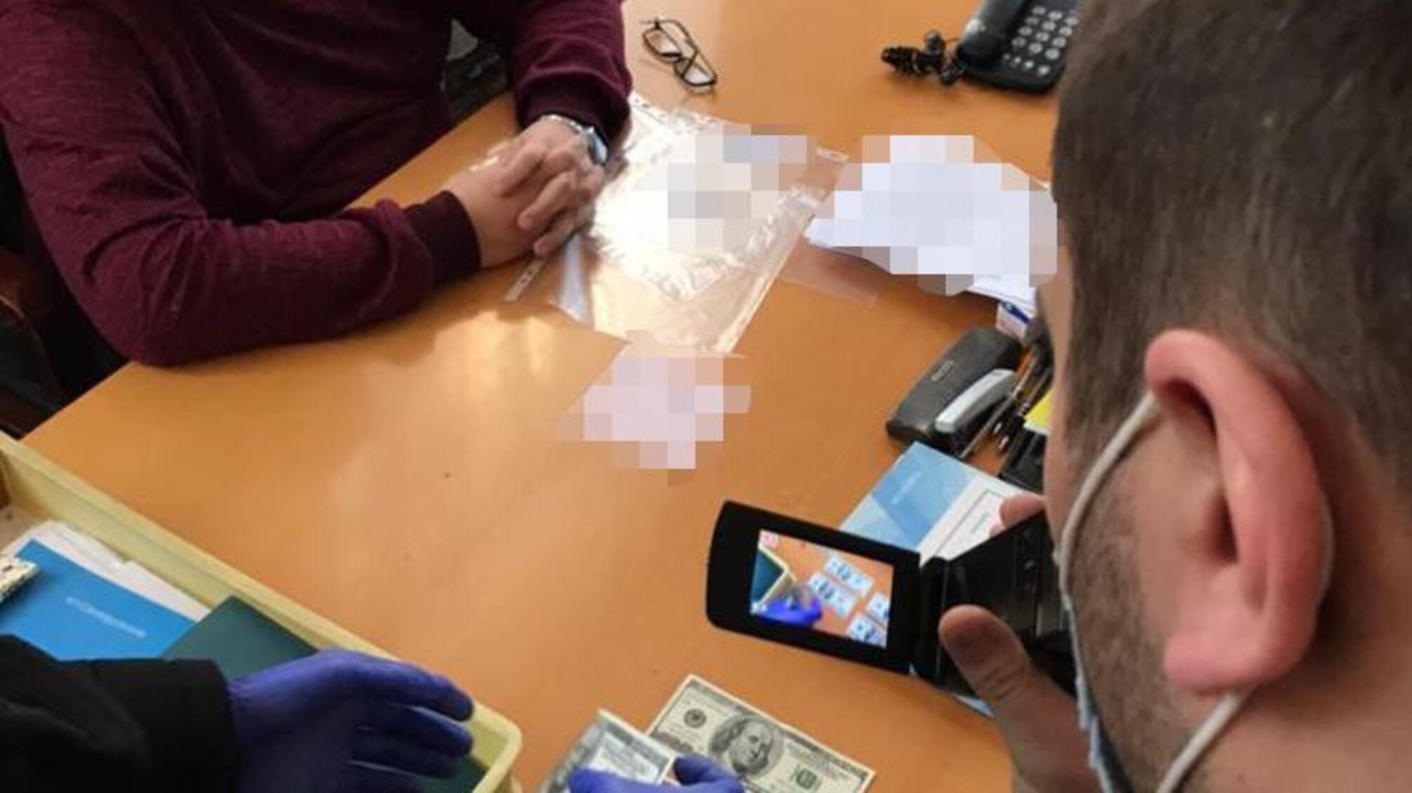 Поліцейські викрили у хабарництві заступника начальника управління Кіровоградської ОДА