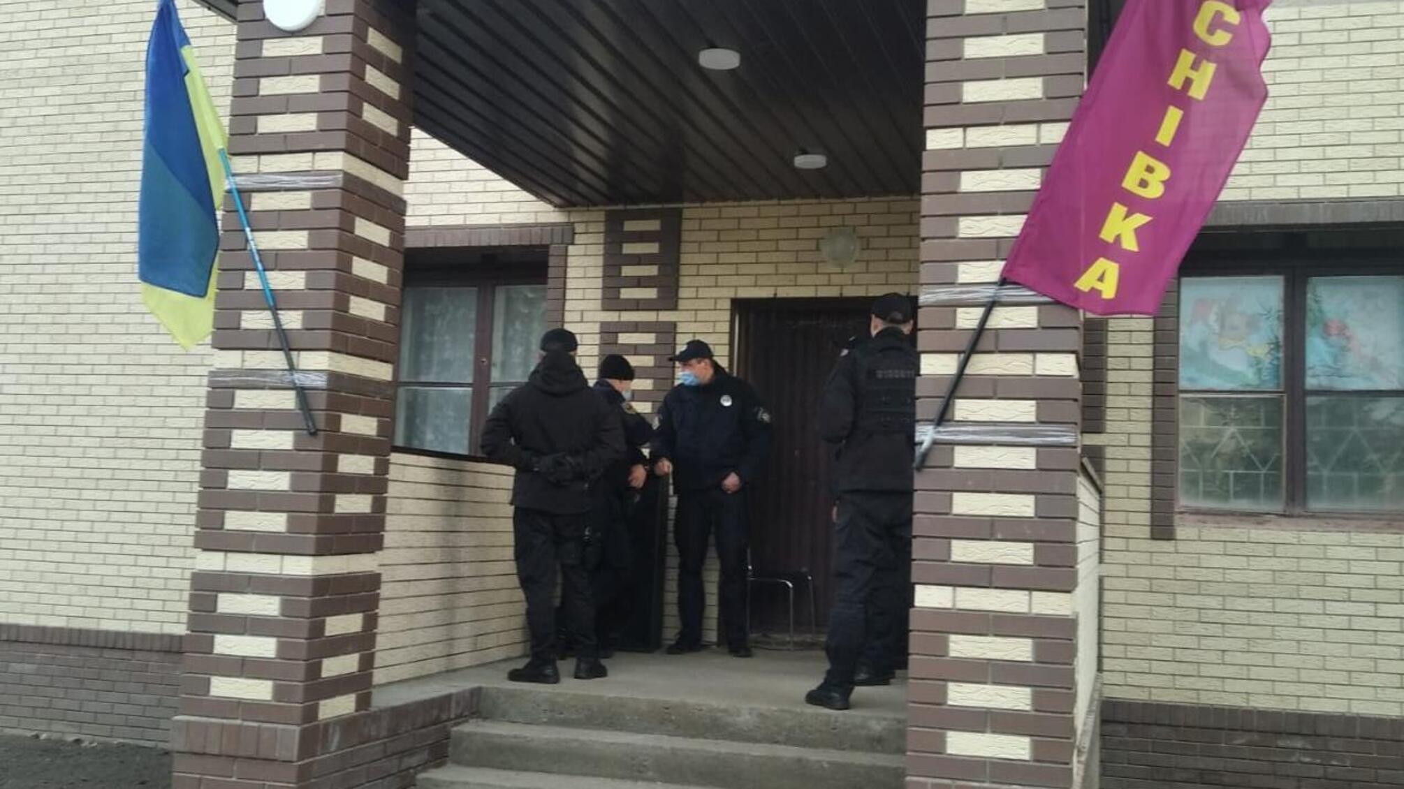 На Сумщині поліцейські повідомили про підозру членам організованої злочинної групи, які створили «фейкову» виборчу дільницю