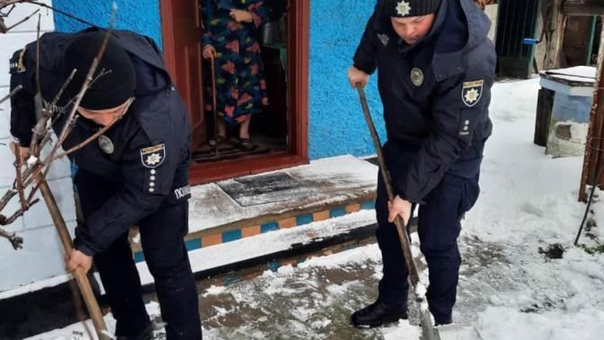 Поліцейські Одещини піклуються про самотніх громадян поважного віку