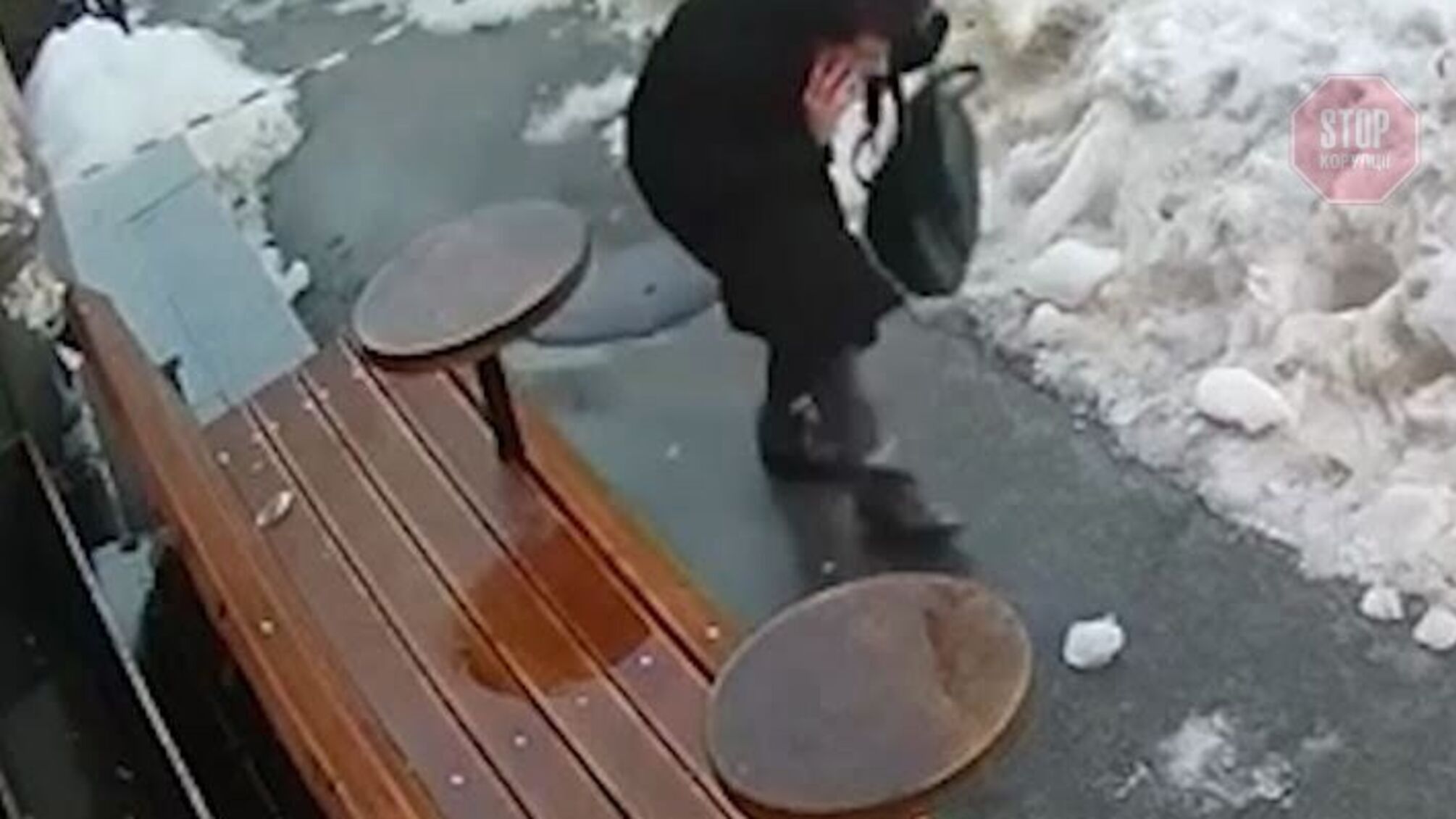 У центрі столиці на жінку впав брил льоду, її госпіталізували (відео)