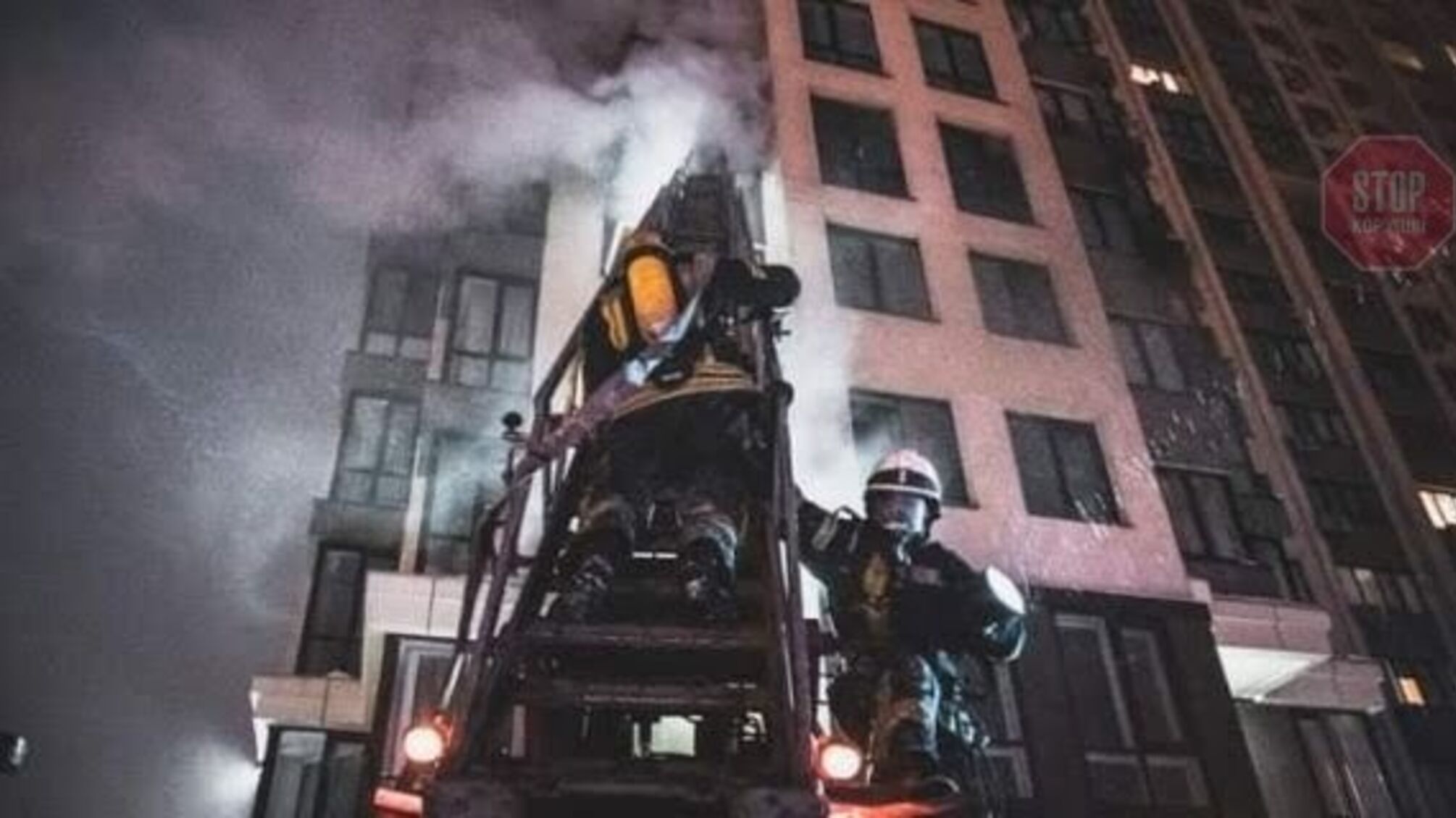 В столице горела многоэтажка, пострадал хозяин квартиры