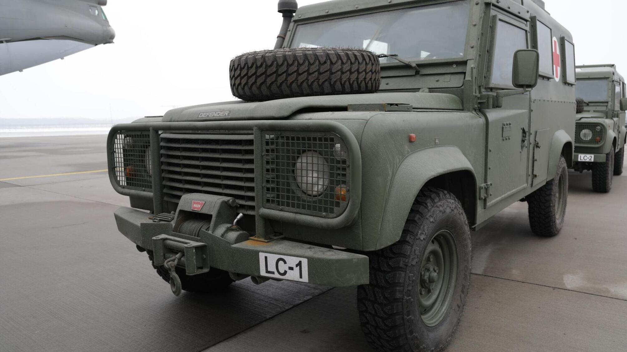 Українські військові отримали партію медичних бронеавтомобілів з Латвії