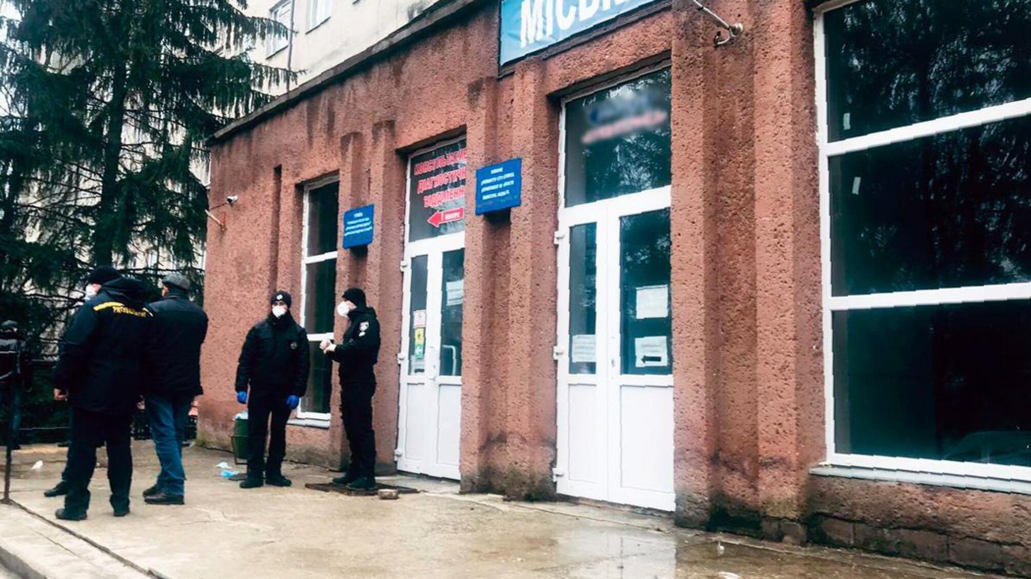 У Чернівцях поліцейські встановлюють обставини виникнення пожежі в лікарні