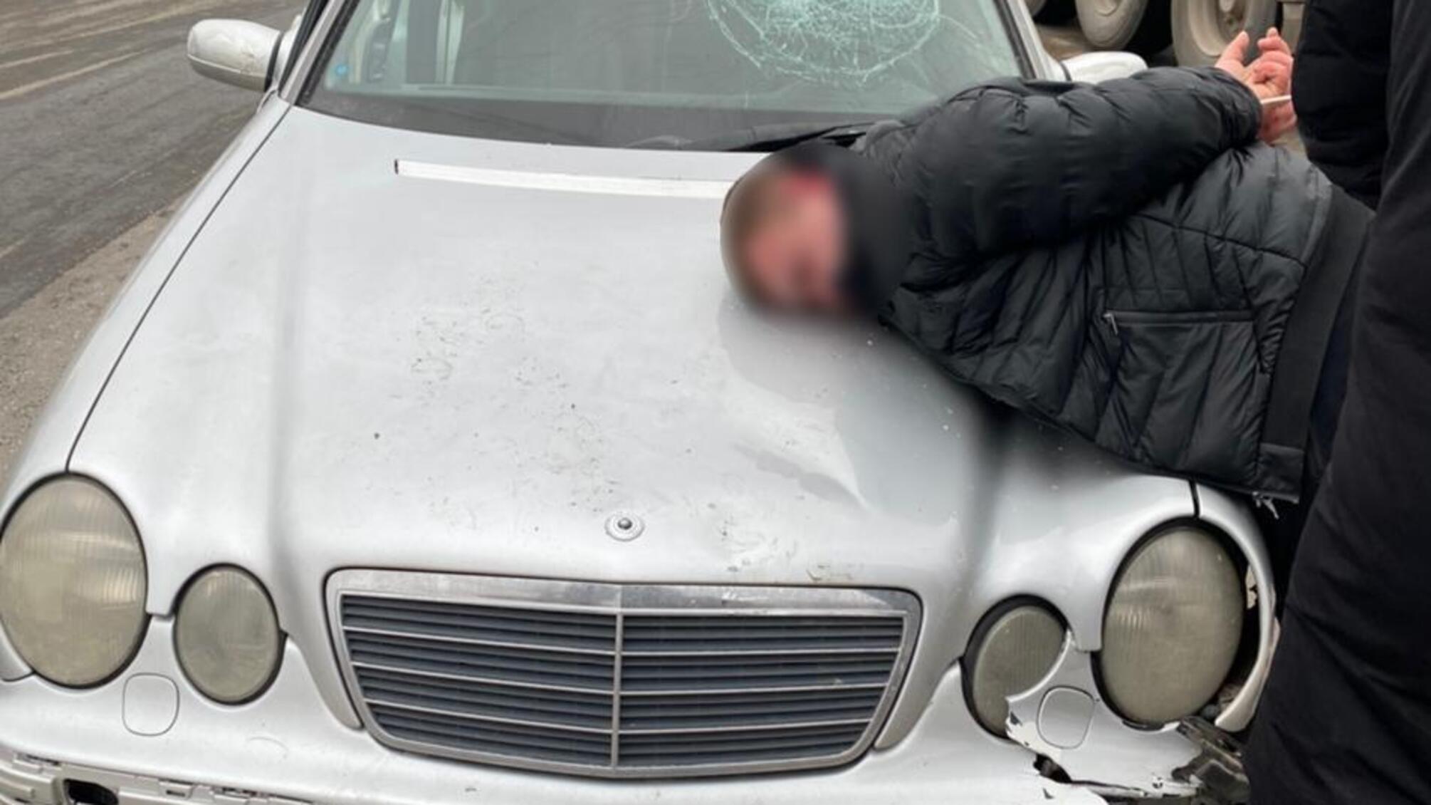 На Одещині поліцейські притягують до відповідальності жителя сусідньої держави за насильство щодо працівників правоохоронних органів та незаконне зберігання наркотиків і зброї